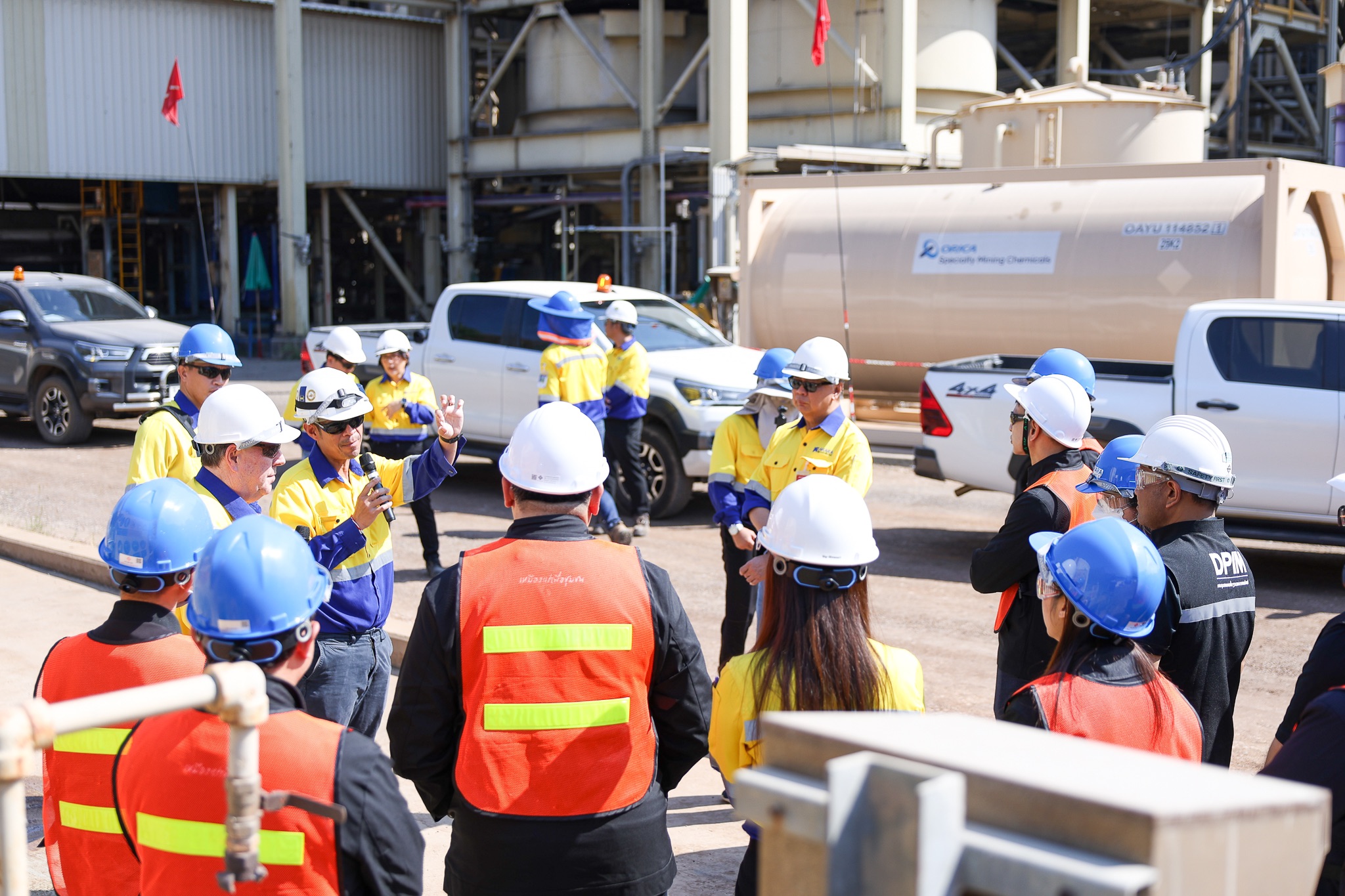 รองปลัดฯ สุนทร นำคณะตรวจเยี่ยมเหมืองทองอัคราฯ ชมเทคโนโลยีการทำเหมืองแร่ทองคำและเงิน