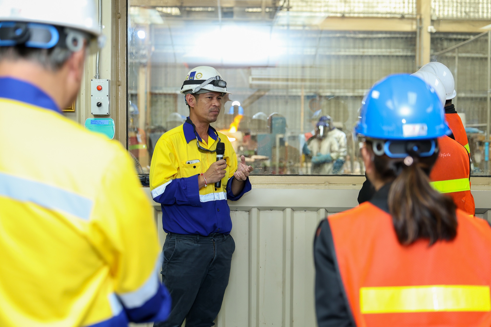 รองปลัดฯ สุนทร นำคณะตรวจเยี่ยมเหมืองทองอัคราฯ ชมเทคโนโลยีการทำเหมืองแร่ทองคำและเงิน