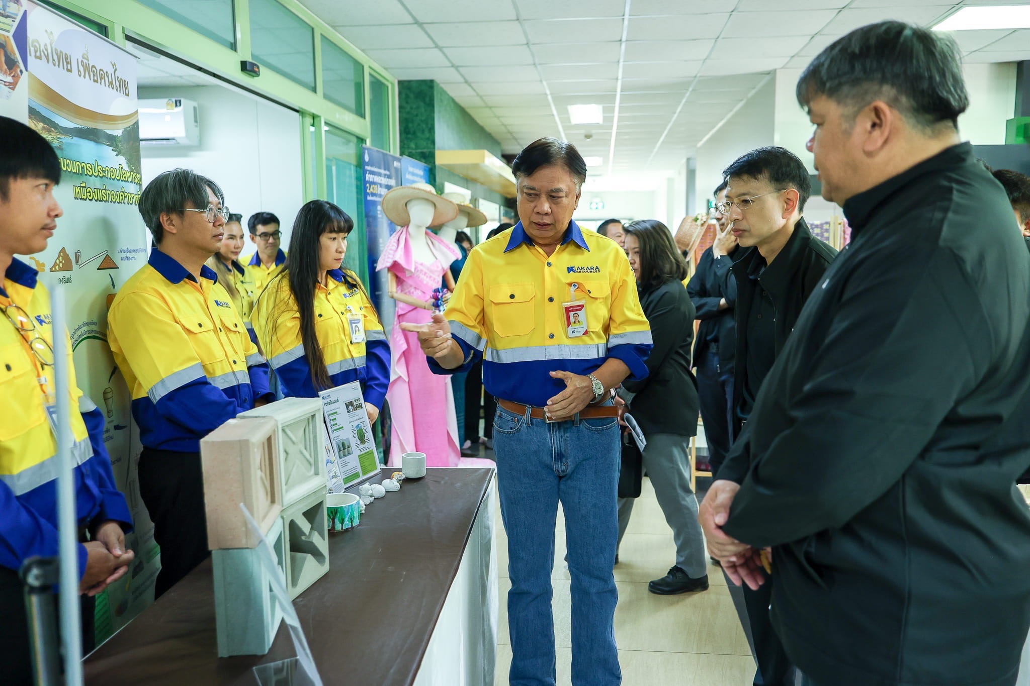 รองปลัดฯ สุนทร นำคณะตรวจเยี่ยมเหมืองทองอัคราฯ ชมเทคโนโลยีการทำเหมืองแร่ทองคำและเงิน