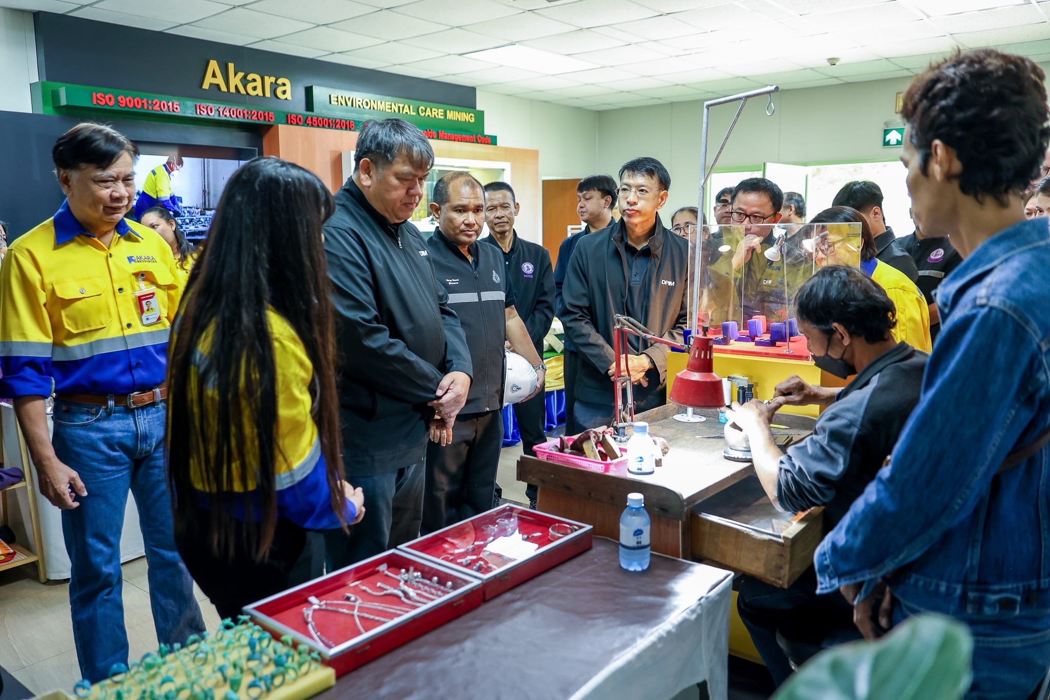 รองปลัดฯ สุนทร นำคณะตรวจเยี่ยมเหมืองทองอัคราฯ ชมเทคโนโลยีการทำเหมืองแร่ทองคำและเงิน