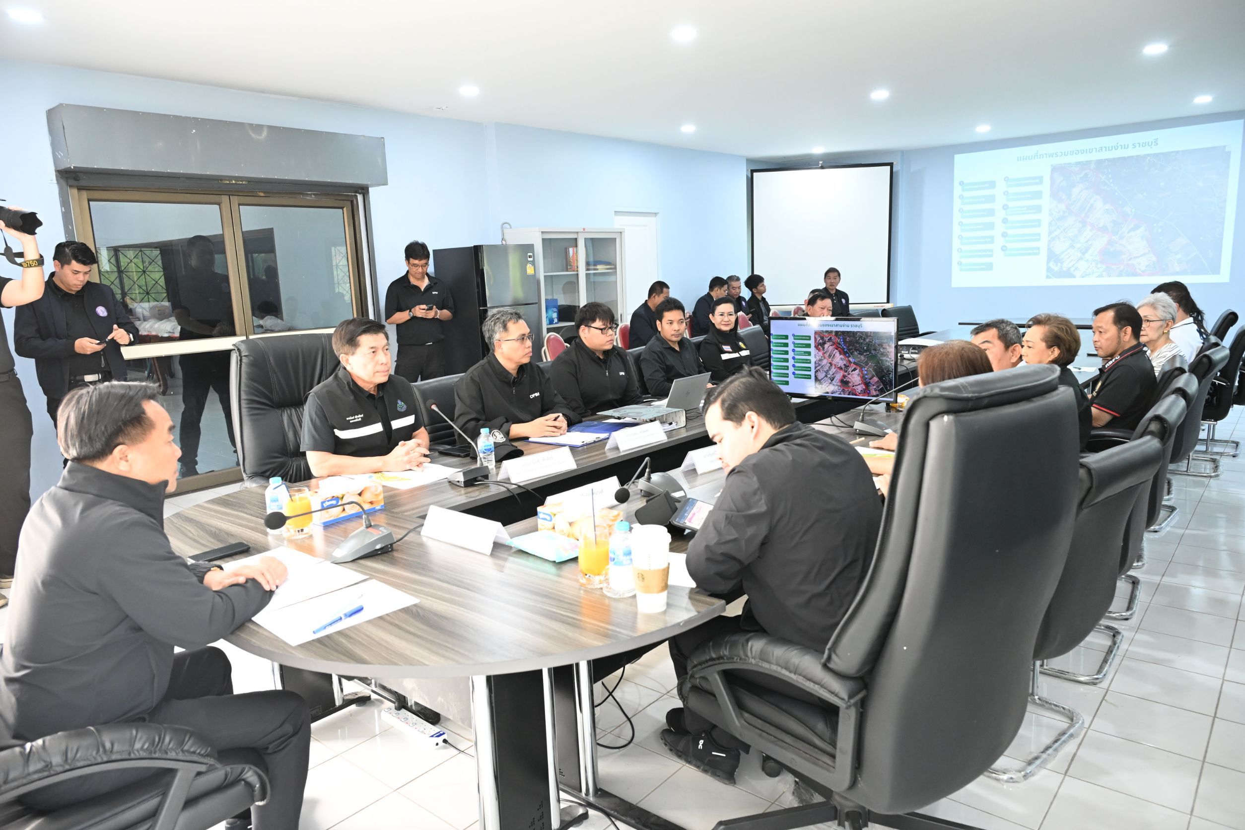 รมช.อุตฯ ลุยเหมืองเขาสามง่าม เน้นกำกับฟื้นฟูพื้นที่ ย้ำผู้ประกอบการไม่ทิ้งชุมชน ลดฝุ่น–น้ำเสีย สร้างสมดุลอุตสาหกรรมกับสิ่งแวดล้อม