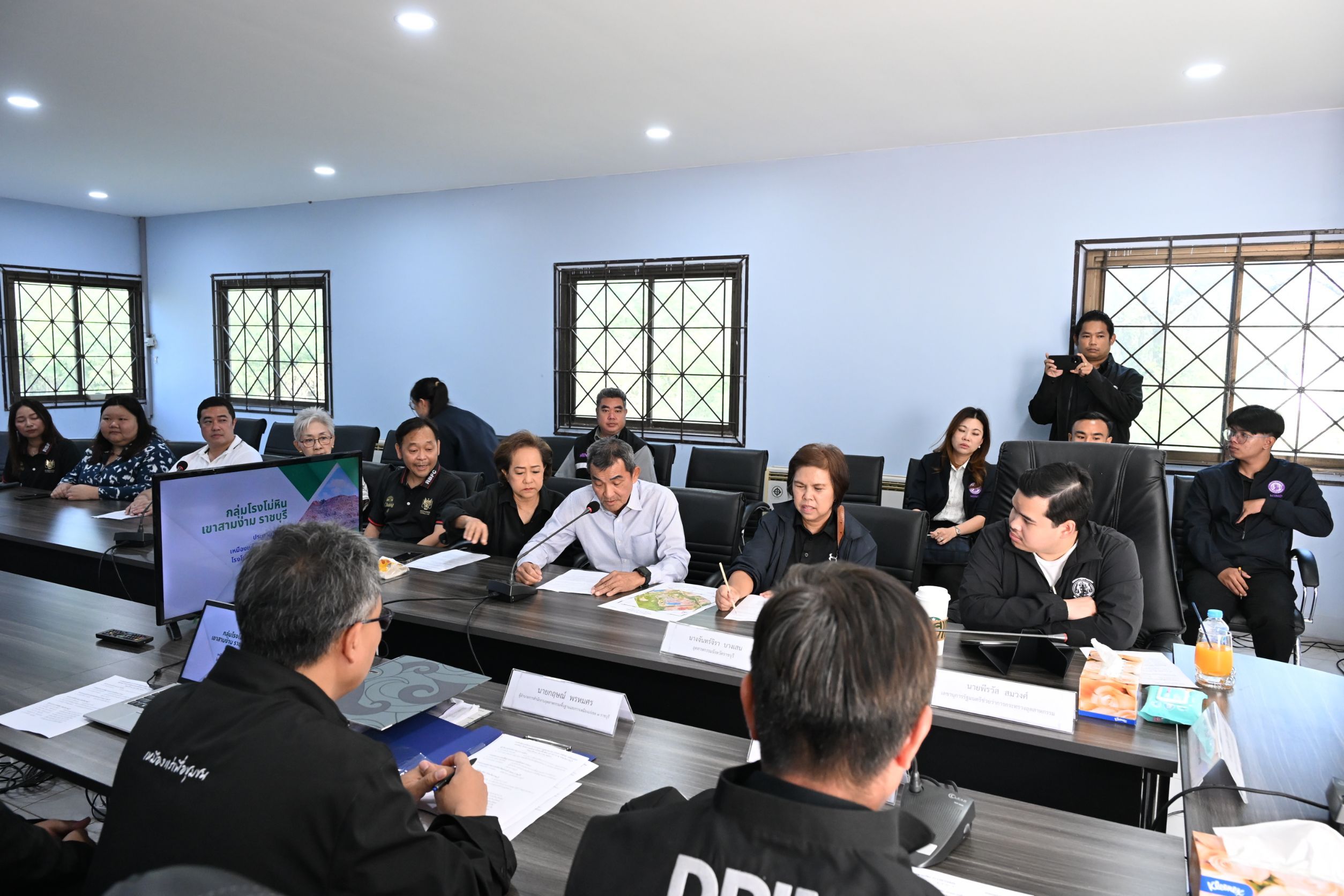 รมช.อุตฯ ลุยเหมืองเขาสามง่าม เน้นกำกับฟื้นฟูพื้นที่ ย้ำผู้ประกอบการไม่ทิ้งชุมชน ลดฝุ่น–น้ำเสีย สร้างสมดุลอุตสาหกรรมกับสิ่งแวดล้อม