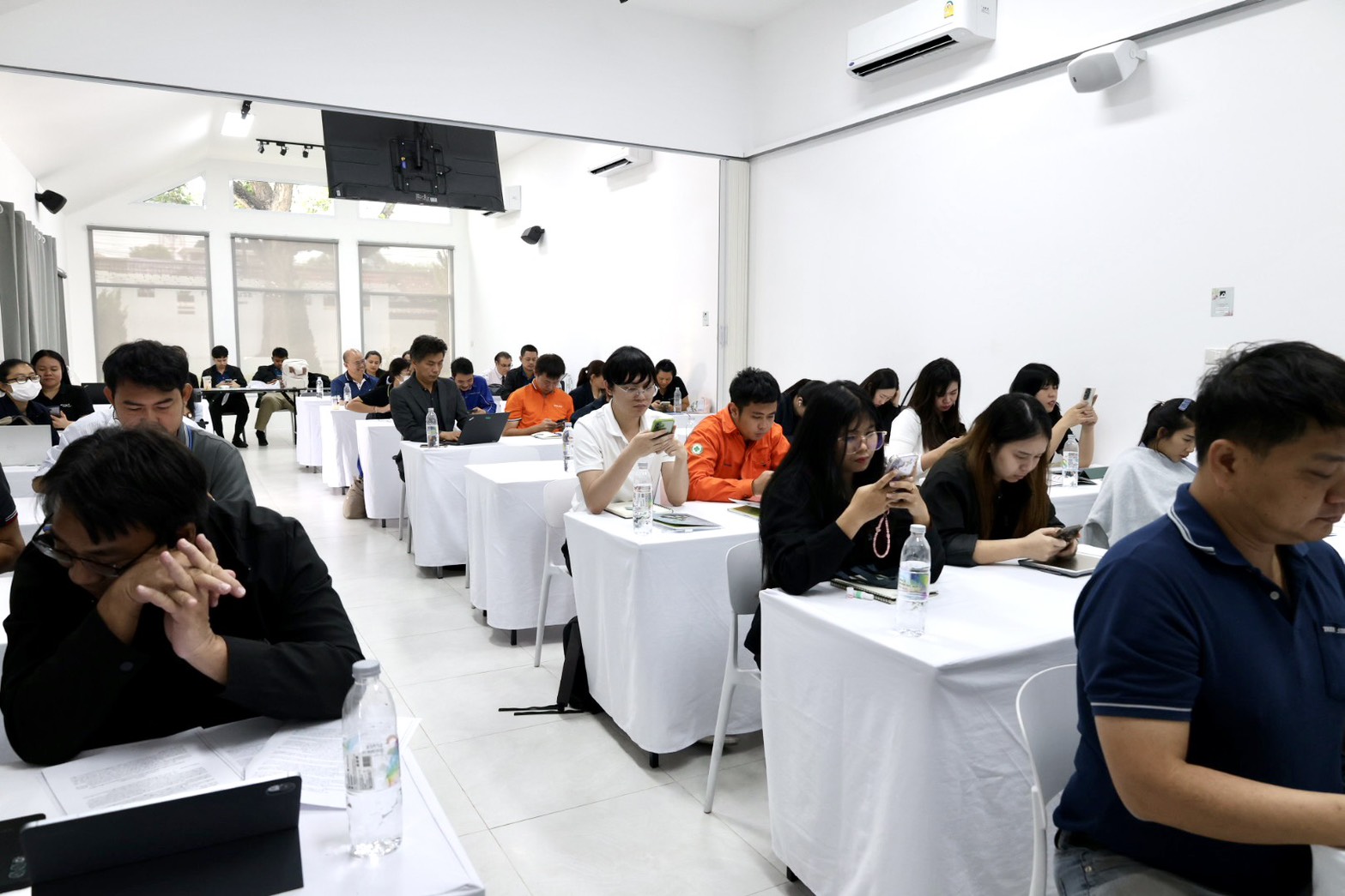 กนอ. และ สรข.8 ร่วมกันจัดการประชุมกลุ่มย่อย (Focus Group)  ภายใต้ “โครงการส่งเสริมและพัฒนาอุตสาหกรรมพื้นฐานเข้าสู่อุตสาหกรรมคาร์บอนต่ำ” และ “โครงการพัฒนาและยกระดับสถานประกอบการอุตสาหกรรมพื้นฐานเข้าสู่อุตสาหกรรม 4.0”