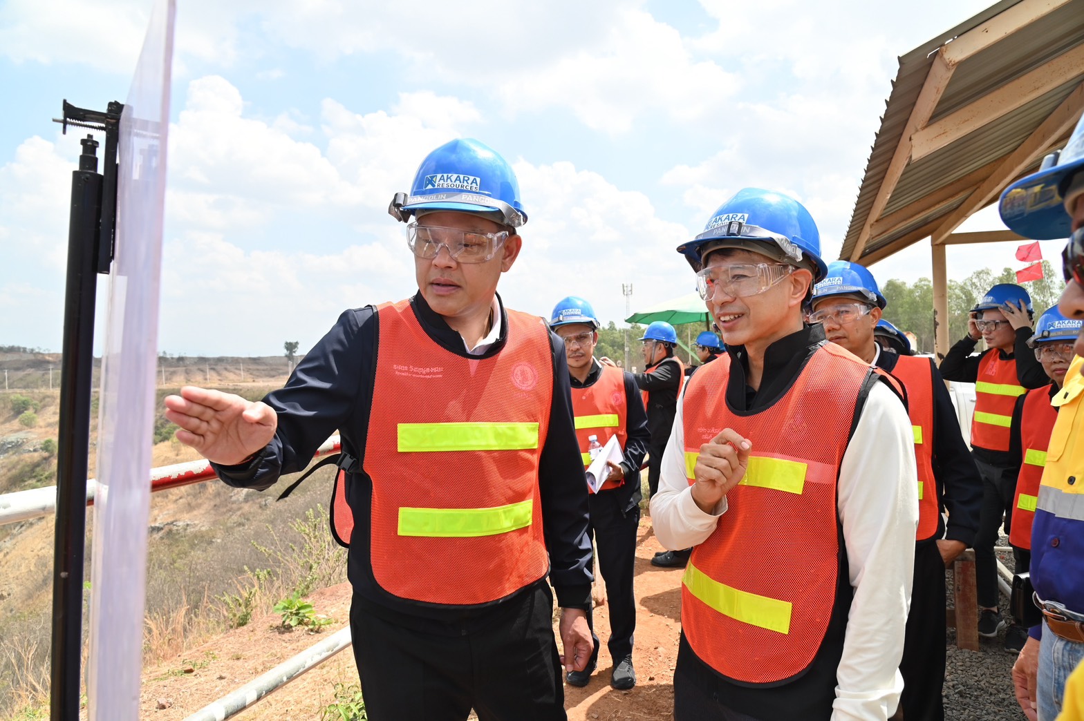 “ธนกร” บุกเหมืองทองอัครา หลังยุติข้อพิพาทด้วยดี กำชับคุมเข้มสิ่งแวดล้อม-ดูแลชุมชน เผย นายกฯ สั่งเดินหน้ายกระดับแร่ไทยสู่วัตถุดิบยุทธศาสตร์พลังงานสะอาด