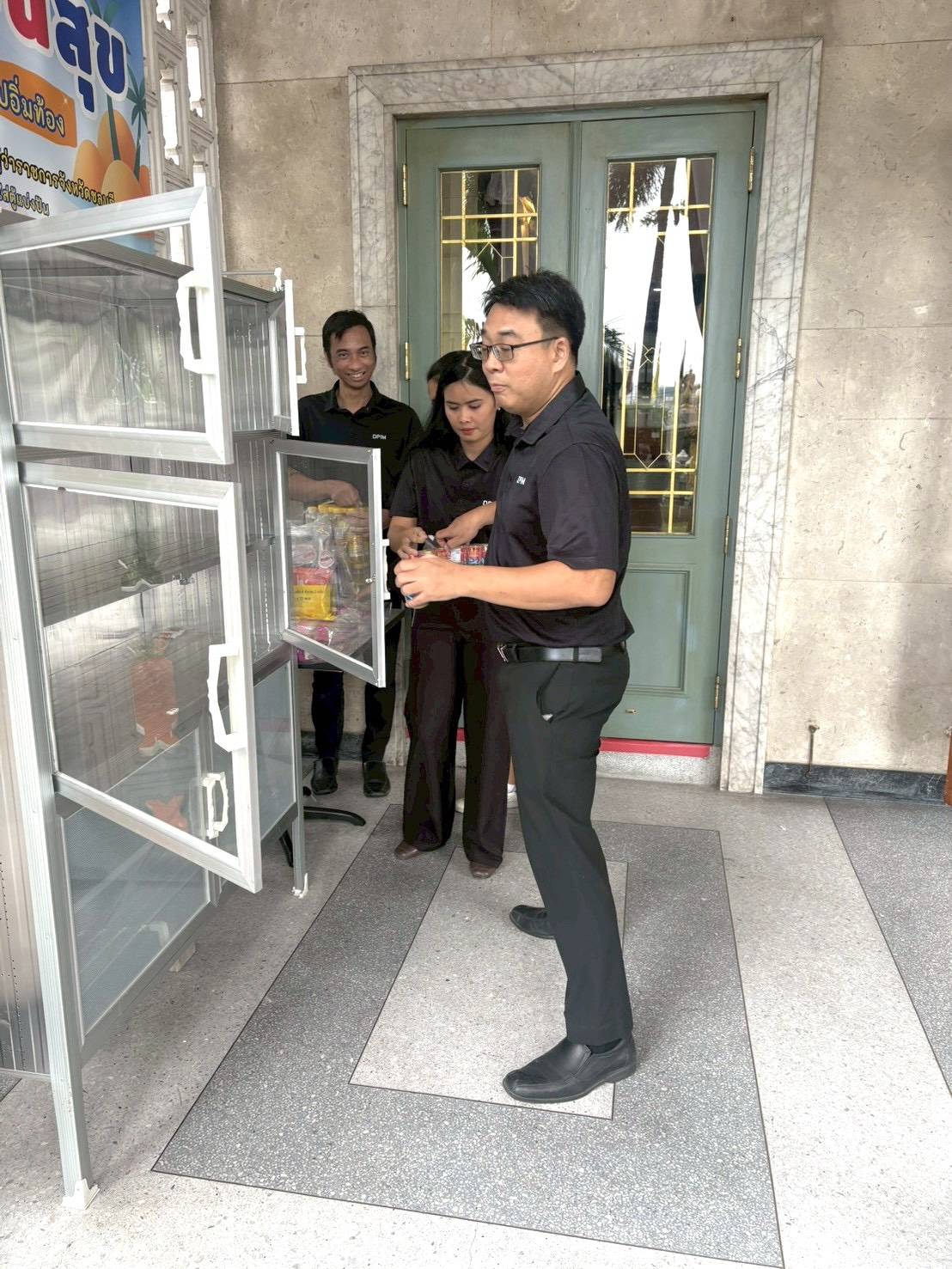 ผอ.สรข.8 เป็นผู้แทนหน่วยงานในสังกัดกระทรวงอุตสาหกรรมในพื้นที่จังหวัดชลบุรี นำของอุปโภคบริโภคเติมตู้ปันสุข