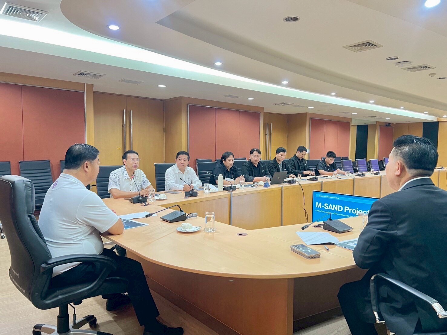 อพร. ร่วมการประชุมเกี่ยวกับการใช้ประโยชน์วัตถุดิบทดแทนทราย (M-Sand) ที่ได้จากการเพิ่มมูลค่าหินฝุ่นในกระบวนการผลิตหินอุตสาหกรรม