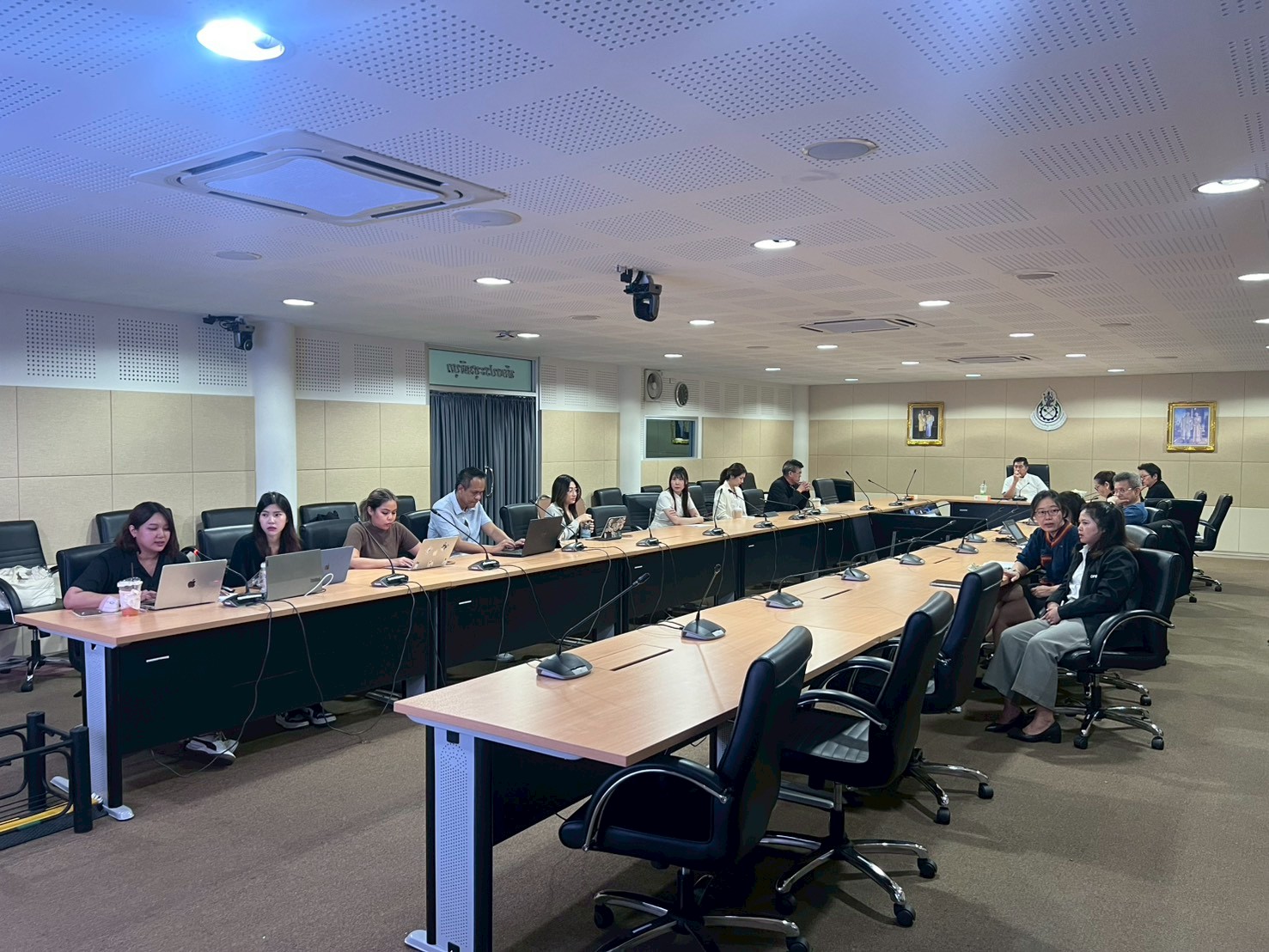 รพร.อานันท์ ร่วมประชุมรับฟังรายงานความคืบหน้าโครงการพัฒนาแพลตฟอร์มยื่นคำขอใบอนุญาตดิจิทัล