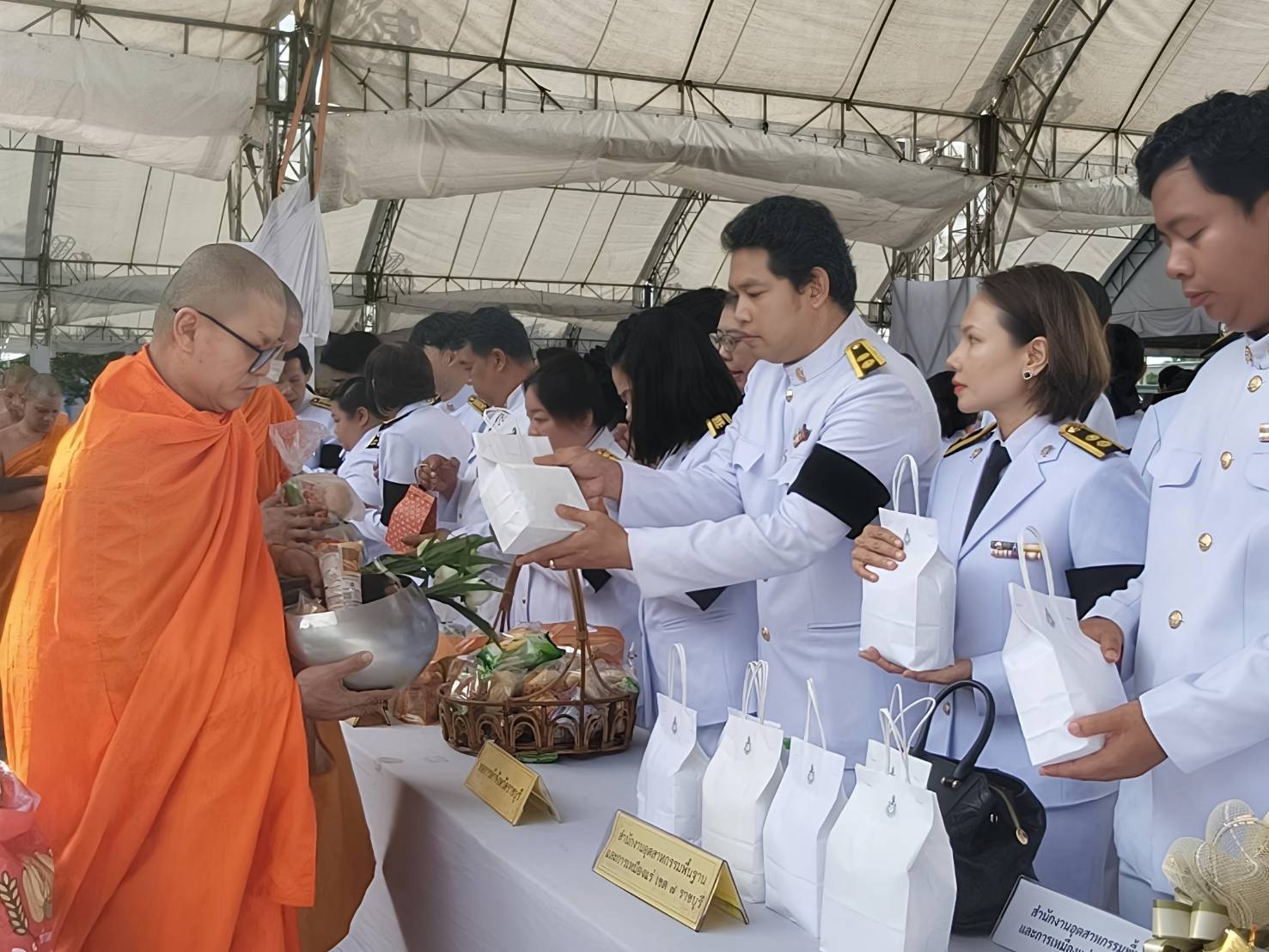 สรข.7 เข้าร่วมพิธีสงฆ์เจริญพระพุทธมนต์และกิจกรรมทำบุญตักบาตรเพื่อถวายเป็นพระราชกุศล เนื่องในวัน เฉลิมพระชนมพรรษา 4 รอบ สมเด็จพระนางเจ้าสุทิดา พัชรสุธาพิมลลักษณ พระบรมราชินี