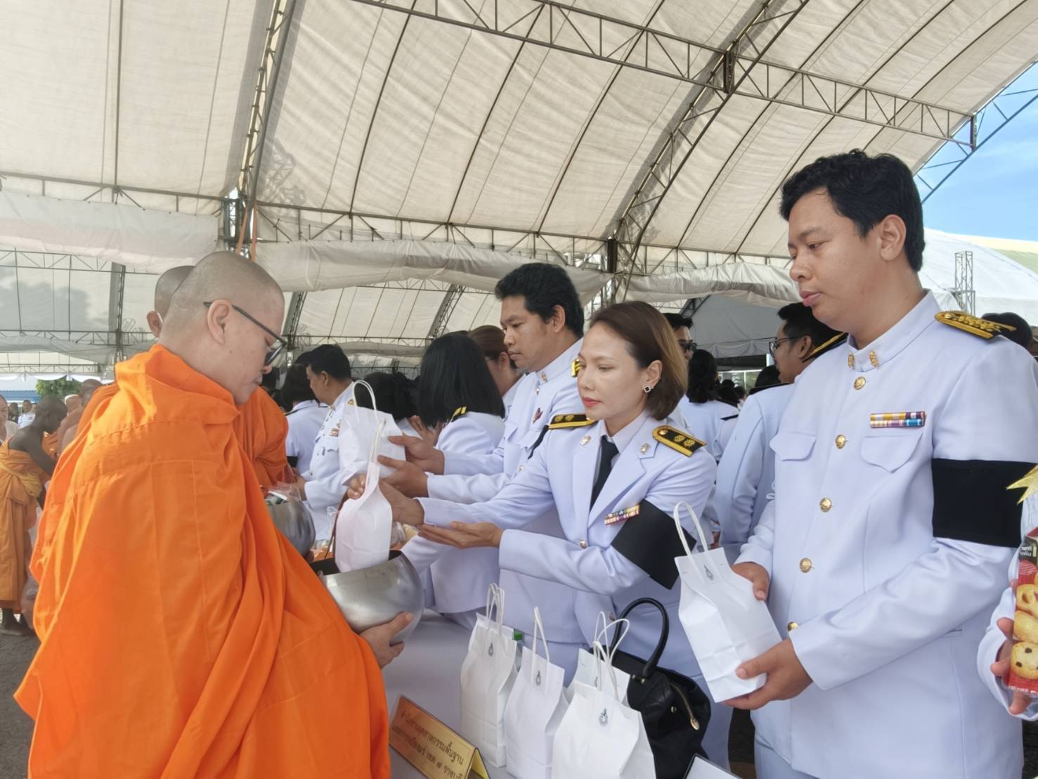 สรข.7 เข้าร่วมพิธีสงฆ์เจริญพระพุทธมนต์และกิจกรรมทำบุญตักบาตรเพื่อถวายเป็นพระราชกุศล เนื่องในวัน เฉลิมพระชนมพรรษา 4 รอบ สมเด็จพระนางเจ้าสุทิดา พัชรสุธาพิมลลักษณ พระบรมราชินี