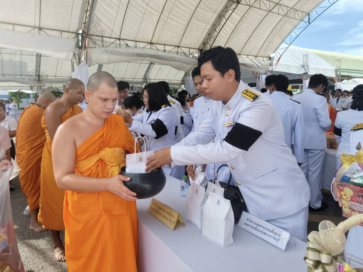 สรข.7 เข้าร่วมพิธีสงฆ์เจริญพระพุทธมนต์และกิจกรรมทำบุญตักบาตรเพื่อถวายเป็นพระราชกุศล เนื่องในวัน เฉลิมพระชนมพรรษา 4 รอบ สมเด็จพระนางเจ้าสุทิดา พัชรสุธาพิมลลักษณ พระบรมราชินี