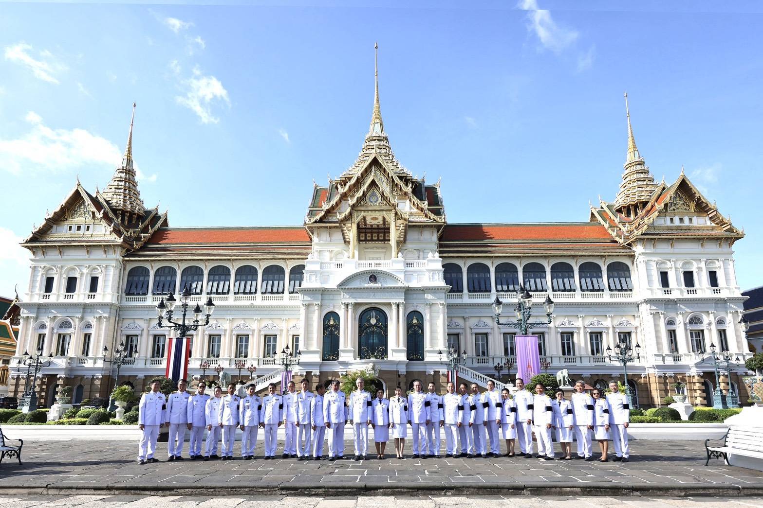 อพร. พร้อมด้วย รพร.อานันท์ฯ ร่วมทูลเกล้าฯ ถวายแจกันดอกไม้เบื้องหน้าพระฉายาลักษณ์ฯ และลงนามถวายพระพรชัยมงคล สมเด็จพระนางเจ้าฯ พระบรมราชินี เนื่องในโอกาสพระราชพิธีมหามงคลเฉลิมพระชนมพรรษา 4 รอบ สมเด็จพระนางเจ้าฯ พระบรมราชินี 3 มิถุนายน 2569