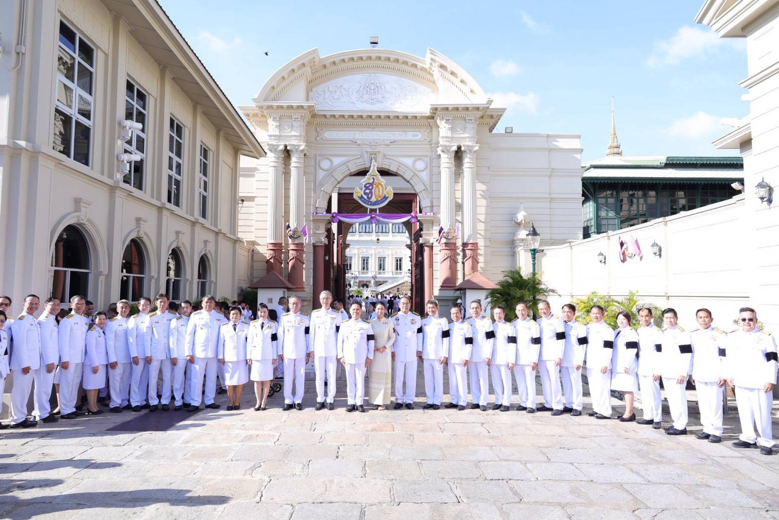 อพร. พร้อมด้วย รพร.อานันท์ฯ ร่วมทูลเกล้าฯ ถวายแจกันดอกไม้เบื้องหน้าพระฉายาลักษณ์ฯ และลงนามถวายพระพรชัยมงคล สมเด็จพระนางเจ้าฯ พระบรมราชินี เนื่องในโอกาสพระราชพิธีมหามงคลเฉลิมพระชนมพรรษา 4 รอบ สมเด็จพระนางเจ้าฯ พระบรมราชินี 3 มิถุนายน 2569