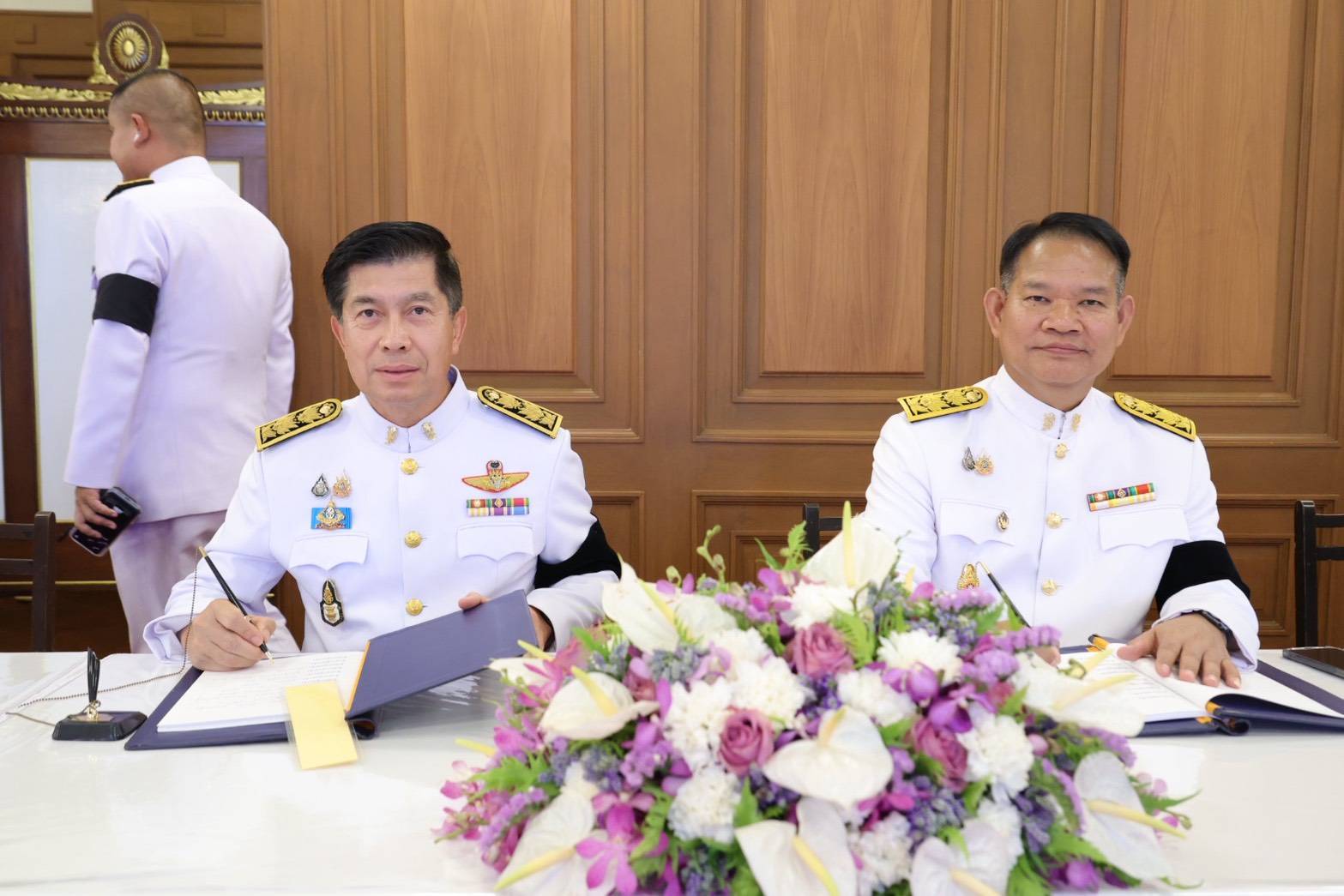 อพร. พร้อมด้วย รพร.อานันท์ฯ ร่วมทูลเกล้าฯ ถวายแจกันดอกไม้เบื้องหน้าพระฉายาลักษณ์ฯ และลงนามถวายพระพรชัยมงคล สมเด็จพระนางเจ้าฯ พระบรมราชินี เนื่องในโอกาสพระราชพิธีมหามงคลเฉลิมพระชนมพรรษา 4 รอบ สมเด็จพระนางเจ้าฯ พระบรมราชินี 3 มิถุนายน 2569