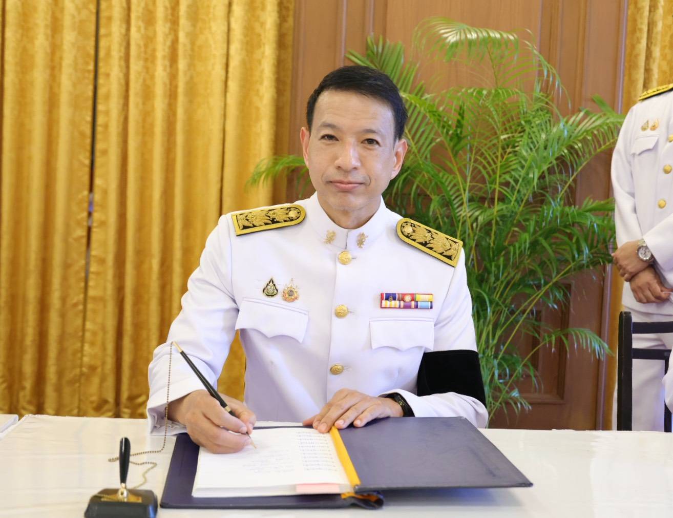 อพร. พร้อมด้วย รพร.อานันท์ฯ ร่วมทูลเกล้าฯ ถวายแจกันดอกไม้เบื้องหน้าพระฉายาลักษณ์ฯ และลงนามถวายพระพรชัยมงคล สมเด็จพระนางเจ้าฯ พระบรมราชินี เนื่องในโอกาสพระราชพิธีมหามงคลเฉลิมพระชนมพรรษา 4 รอบ สมเด็จพระนางเจ้าฯ พระบรมราชินี 3 มิถุนายน 2569