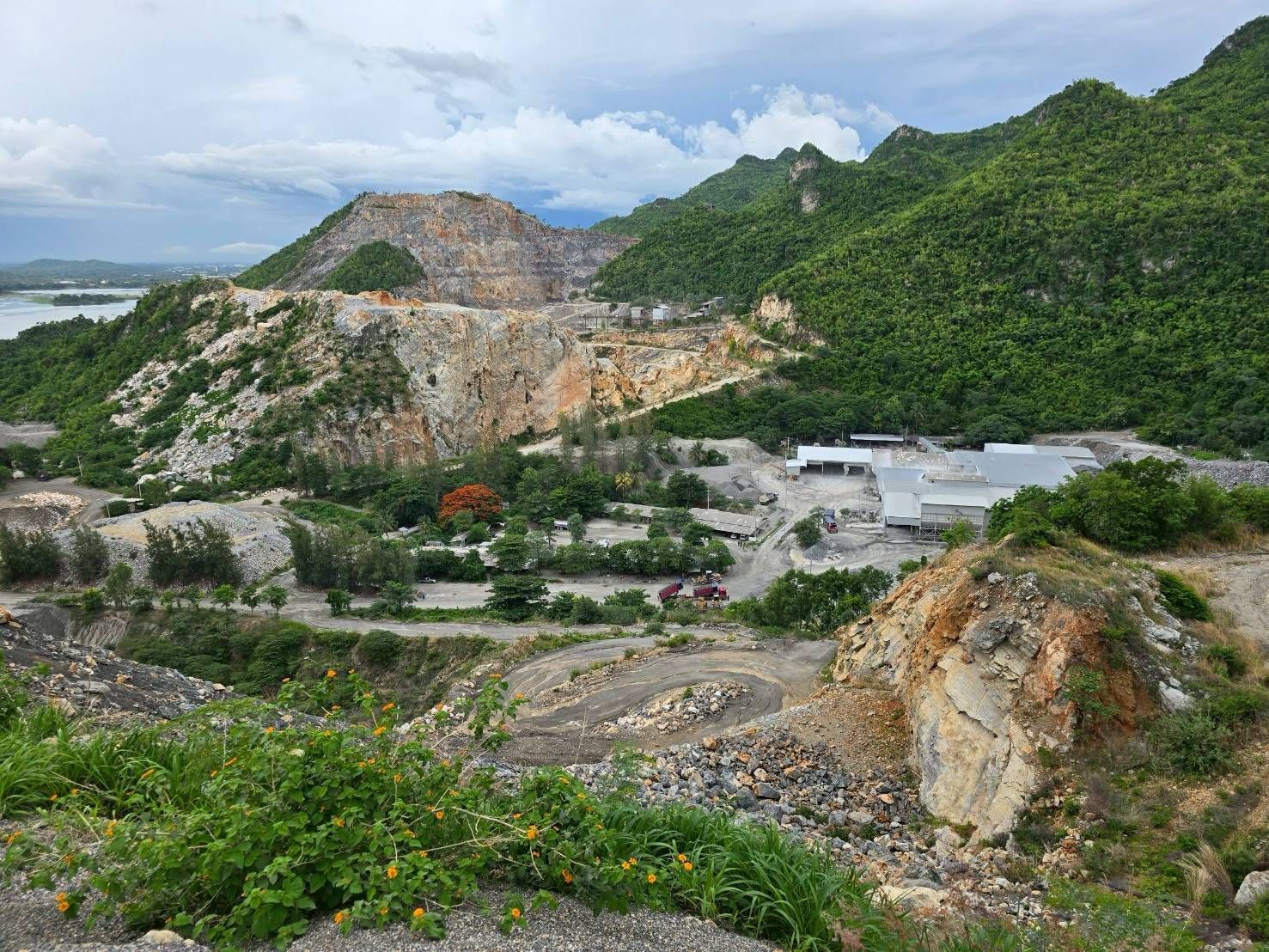 สรข.7 ร่วมตรวจสอบข้อเท็จจริงกรณีมีข้อร้องเรียนคัดค้านการขออนุญาตต่ออายุประทานบัตรของบริษัท เหมืองศิลาสยาม จำกัด จ.กาญจนบุรี