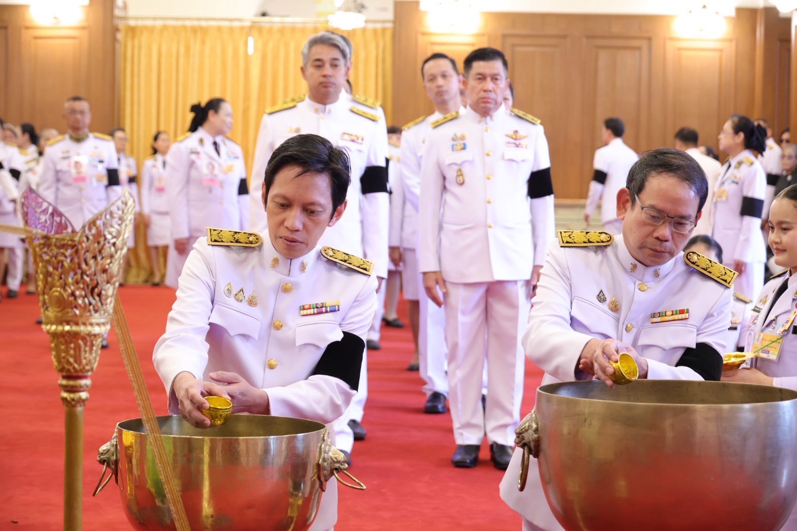 รพร.อานันท์ฯ และ รพร.ปณตสรรค์ฯ เข้าถวายน้ำสรงพระศพ เบื้องหน้าพระรูป สมเด็จพระเจ้าลูกเธอ เจ้าฟ้าพัชรกิติยาภา นเรนทิราเทพยวดี กรมหลวงราชสาริณีสิริพัชร มหาวัชรราชธิดา