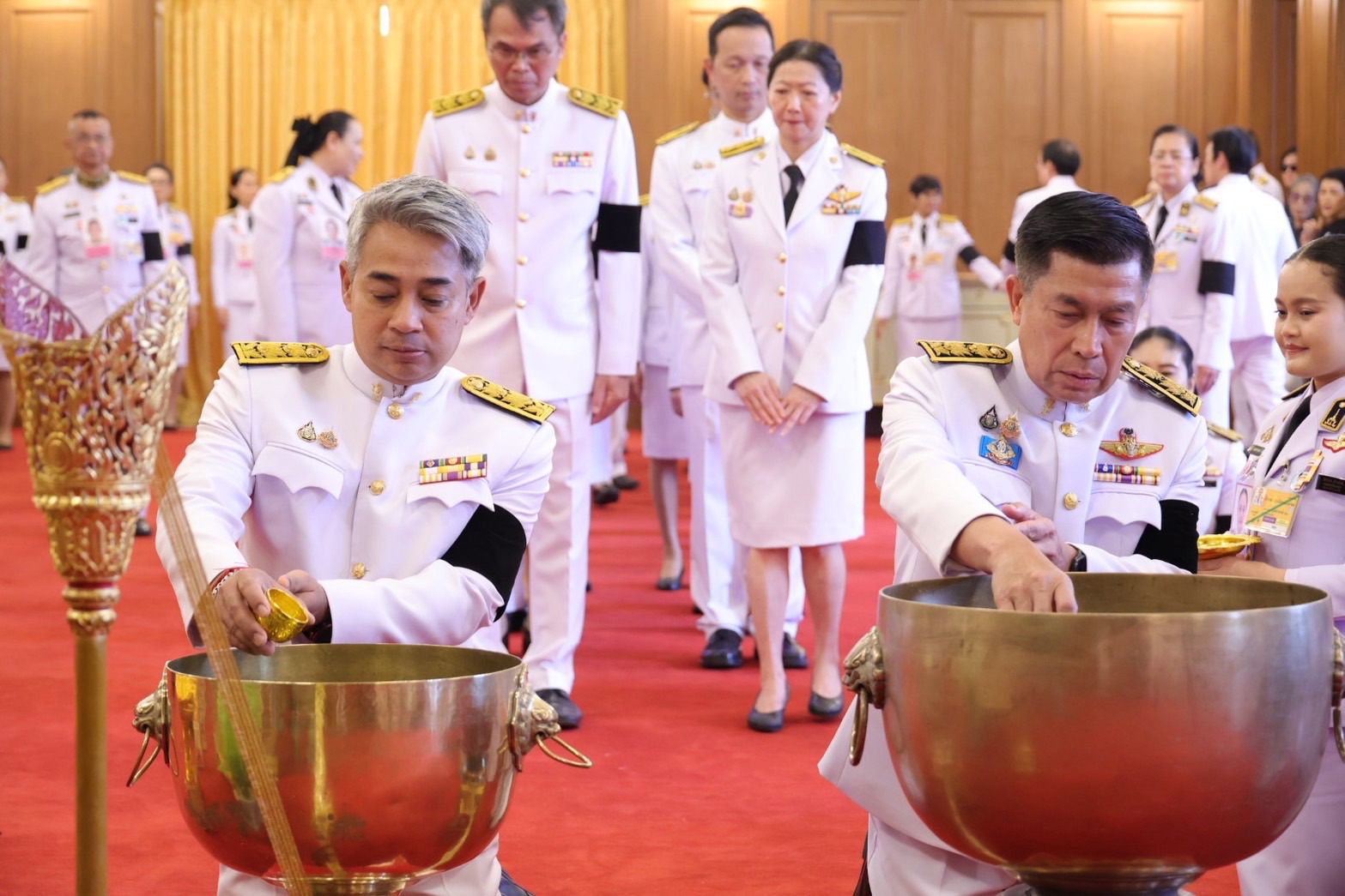 รพร.อานันท์ฯ และ รพร.ปณตสรรค์ฯ เข้าถวายน้ำสรงพระศพ เบื้องหน้าพระรูป สมเด็จพระเจ้าลูกเธอ เจ้าฟ้าพัชรกิติยาภา นเรนทิราเทพยวดี กรมหลวงราชสาริณีสิริพัชร มหาวัชรราชธิดา