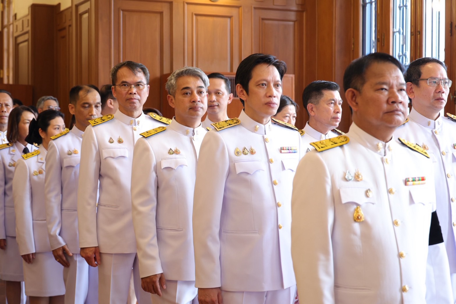 รพร.อานันท์ฯ และ รพร.ปณตสรรค์ฯ เข้าถวายน้ำสรงพระศพ เบื้องหน้าพระรูป สมเด็จพระเจ้าลูกเธอ เจ้าฟ้าพัชรกิติยาภา นเรนทิราเทพยวดี กรมหลวงราชสาริณีสิริพัชร มหาวัชรราชธิดา