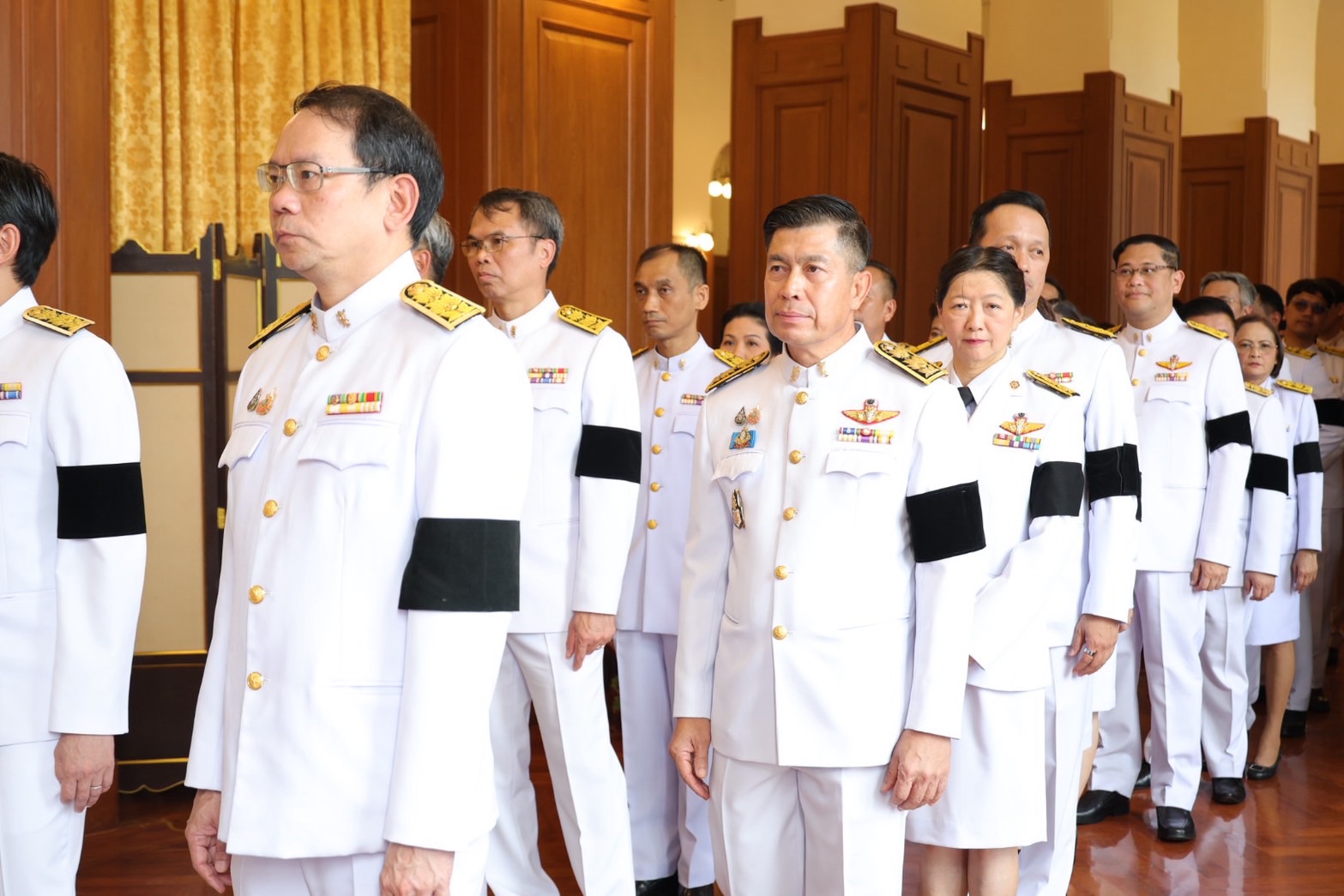 รพร.อานันท์ฯ และ รพร.ปณตสรรค์ฯ เข้าถวายน้ำสรงพระศพ เบื้องหน้าพระรูป สมเด็จพระเจ้าลูกเธอ เจ้าฟ้าพัชรกิติยาภา นเรนทิราเทพยวดี กรมหลวงราชสาริณีสิริพัชร มหาวัชรราชธิดา