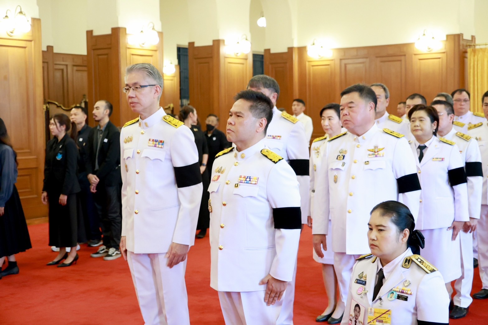 รพร.อานันท์ฯ และ รพร.ปณตสรรค์ฯ เข้าถวายน้ำสรงพระศพ เบื้องหน้าพระรูป สมเด็จพระเจ้าลูกเธอ เจ้าฟ้าพัชรกิติยาภา นเรนทิราเทพยวดี กรมหลวงราชสาริณีสิริพัชร มหาวัชรราชธิดา
