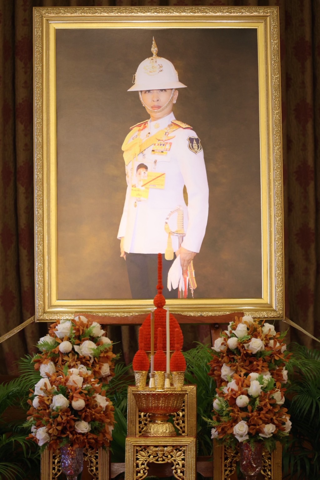 รพร.อานันท์ฯ และ รพร.ปณตสรรค์ฯ เข้าถวายน้ำสรงพระศพ เบื้องหน้าพระรูป สมเด็จพระเจ้าลูกเธอ เจ้าฟ้าพัชรกิติยาภา นเรนทิราเทพยวดี กรมหลวงราชสาริณีสิริพัชร มหาวัชรราชธิดา