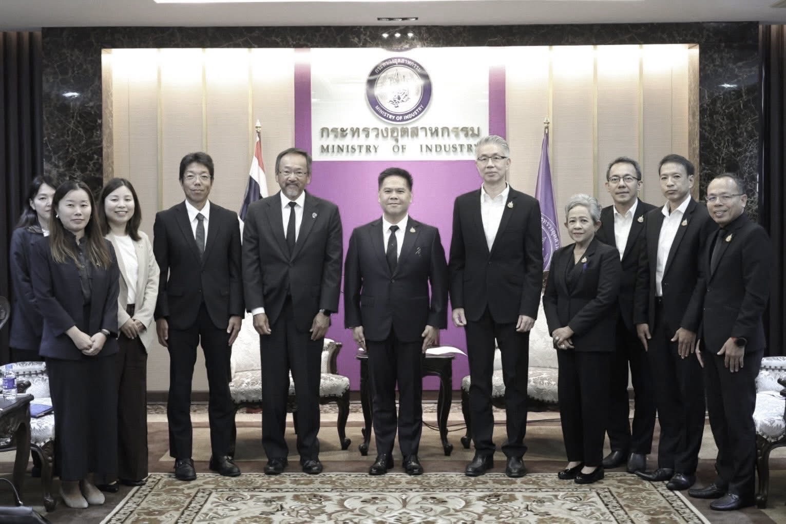 อพร. และ ผอ.กยผ. ร่วมคณะ รวอ.วราวุธฯ ในโอกาสให้การต้อนรับนายโอตากะ มาซาโตะ (H.E. Mr. Otaka Masato) เอกอัครราชทูตวิสามัญผู้มีอำนาจเต็มแห่งญี่ปุ่นประจำประเทศไทย และคณะ