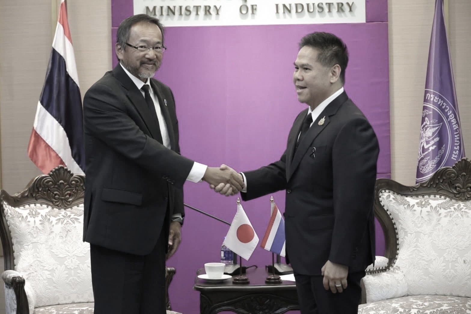 อพร. และ ผอ.กยผ. ร่วมคณะ รวอ.วราวุธฯ ในโอกาสให้การต้อนรับนายโอตากะ มาซาโตะ (H.E. Mr. Otaka Masato) เอกอัครราชทูตวิสามัญผู้มีอำนาจเต็มแห่งญี่ปุ่นประจำประเทศไทย และคณะ