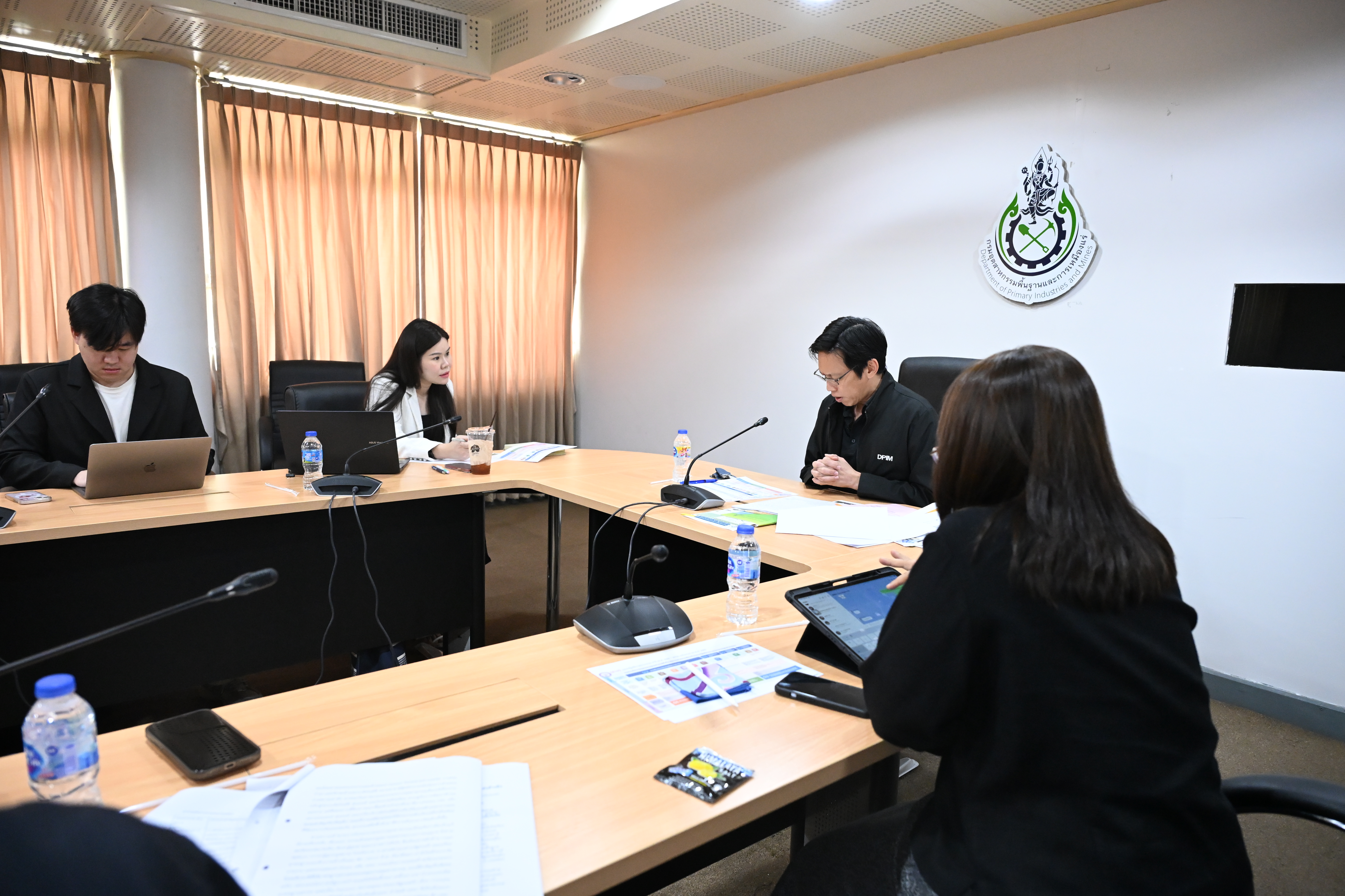 รพร.ปณตสรรค์ฯ ผอ.กยผ. และเจ้าหน้าที่ กพร. ร่วมให้สัมภาษณ์เชิงลึกแก่ทีมนักวิจัยจากสถาบันวิจัยและให้คำปรึกษาแห่งมหาวิทยาลัยธรรมศาสตร์ ในการจัดทำร่างแผนปฏิบัติราชการระยะ 5 ปี (พ.ศ. 2571-2575) ของ อก.