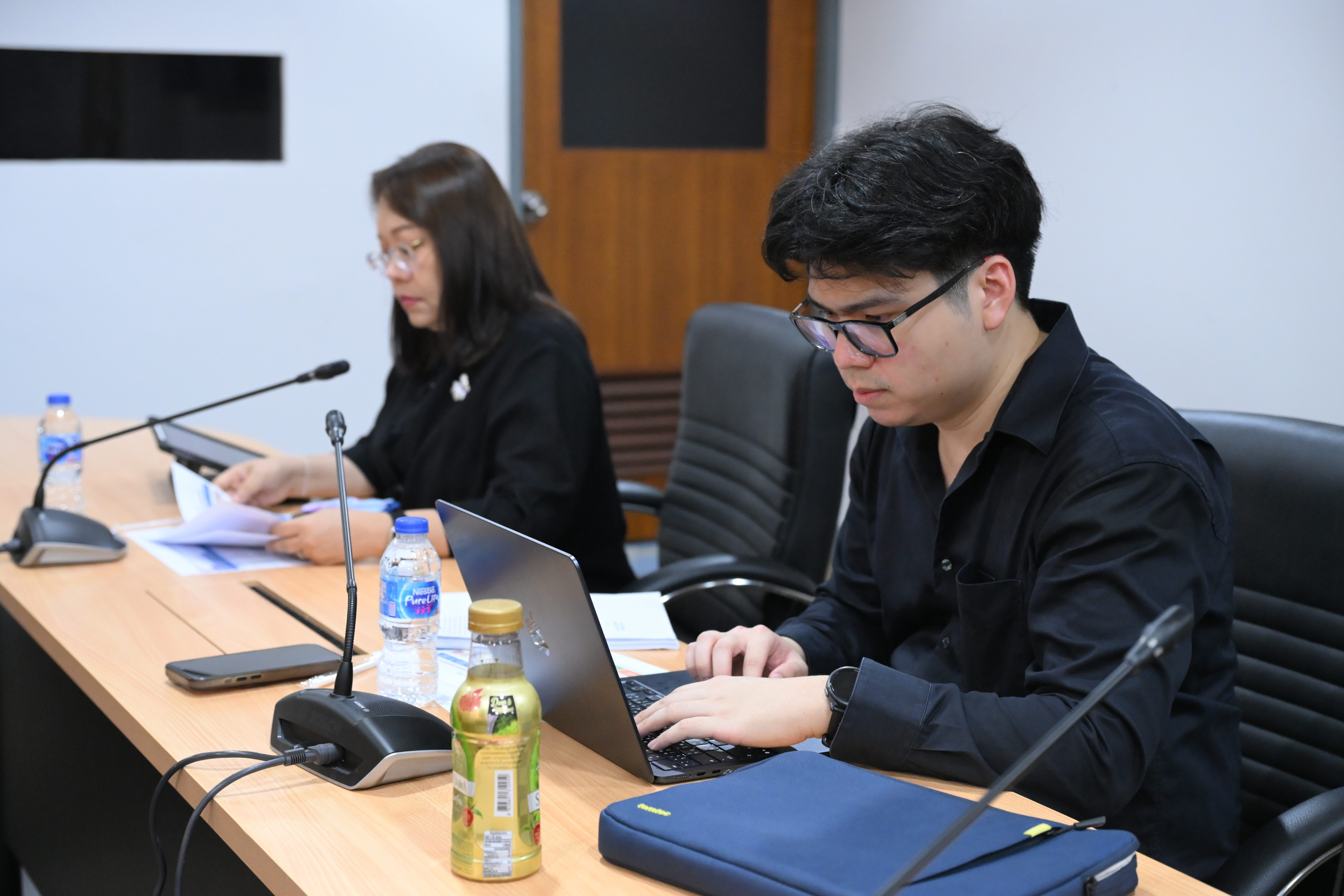 รพร.ปณตสรรค์ฯ ผอ.กยผ. และเจ้าหน้าที่ กพร. ร่วมให้สัมภาษณ์เชิงลึกแก่ทีมนักวิจัยจากสถาบันวิจัยและให้คำปรึกษาแห่งมหาวิทยาลัยธรรมศาสตร์ ในการจัดทำร่างแผนปฏิบัติราชการระยะ 5 ปี (พ.ศ. 2571-2575) ของ อก.
