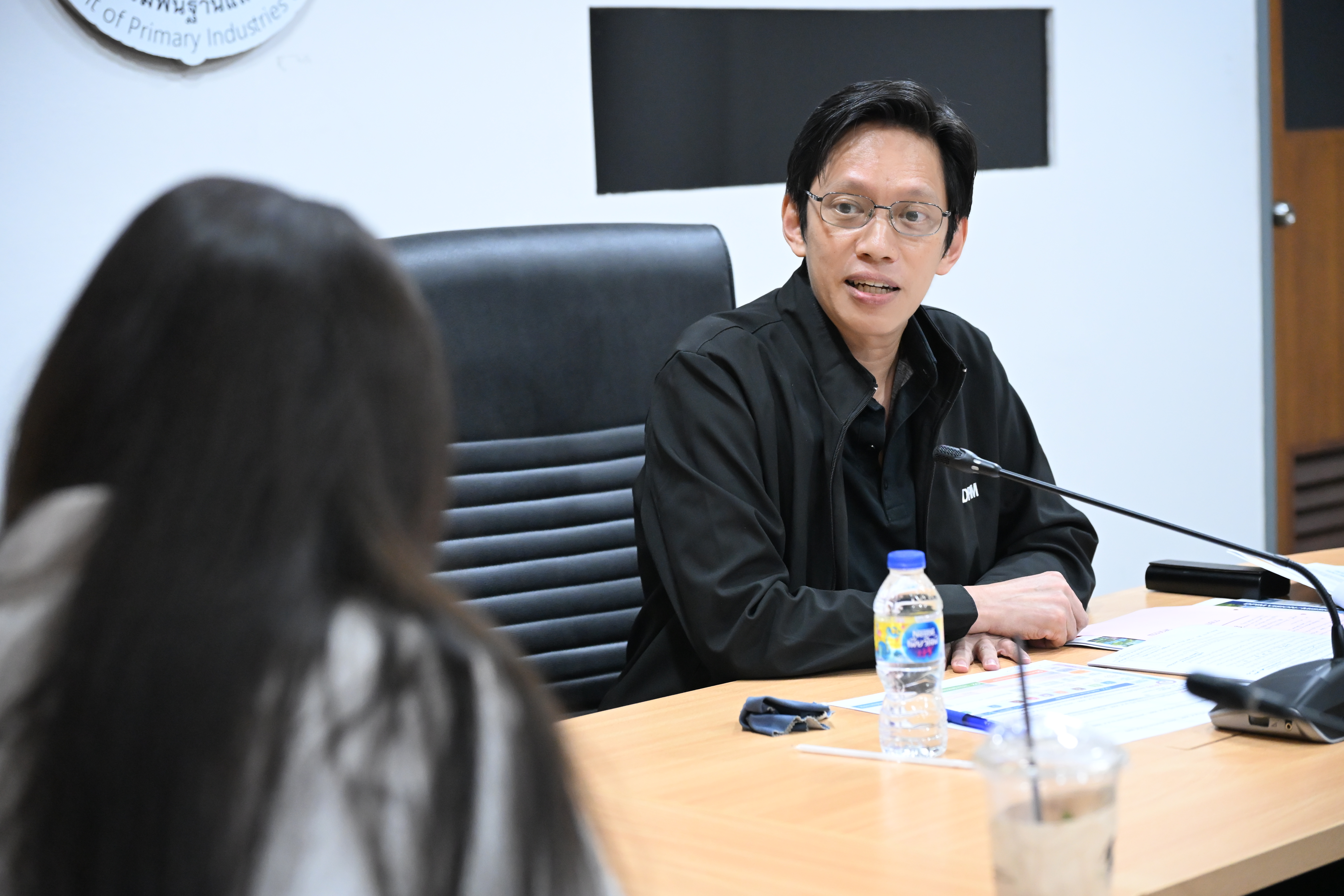 รพร.ปณตสรรค์ฯ ผอ.กยผ. และเจ้าหน้าที่ กพร. ร่วมให้สัมภาษณ์เชิงลึกแก่ทีมนักวิจัยจากสถาบันวิจัยและให้คำปรึกษาแห่งมหาวิทยาลัยธรรมศาสตร์ ในการจัดทำร่างแผนปฏิบัติราชการระยะ 5 ปี (พ.ศ. 2571-2575) ของ อก.