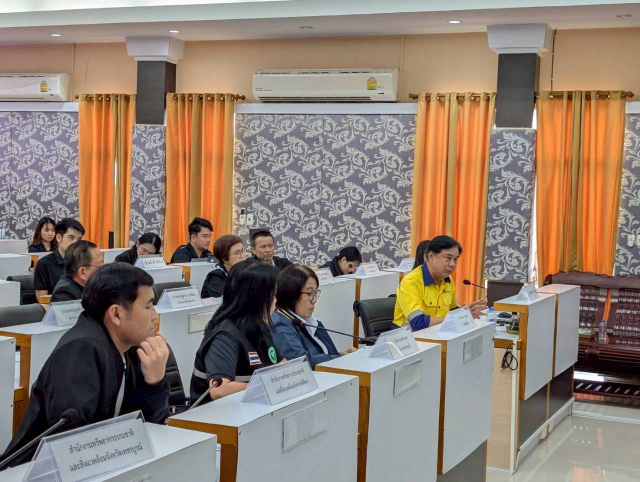 รพร.อานันท์ฯ เป็นประธานการประชุมวาระพิเศษ คณะกรรมการเพื่อตรวจสอบควบคุมและเฝ้าระวังการทำเหมืองแร่ทองคำ บริษัท อัครา รีซอร์สเซส จำกัด (มหาชน)