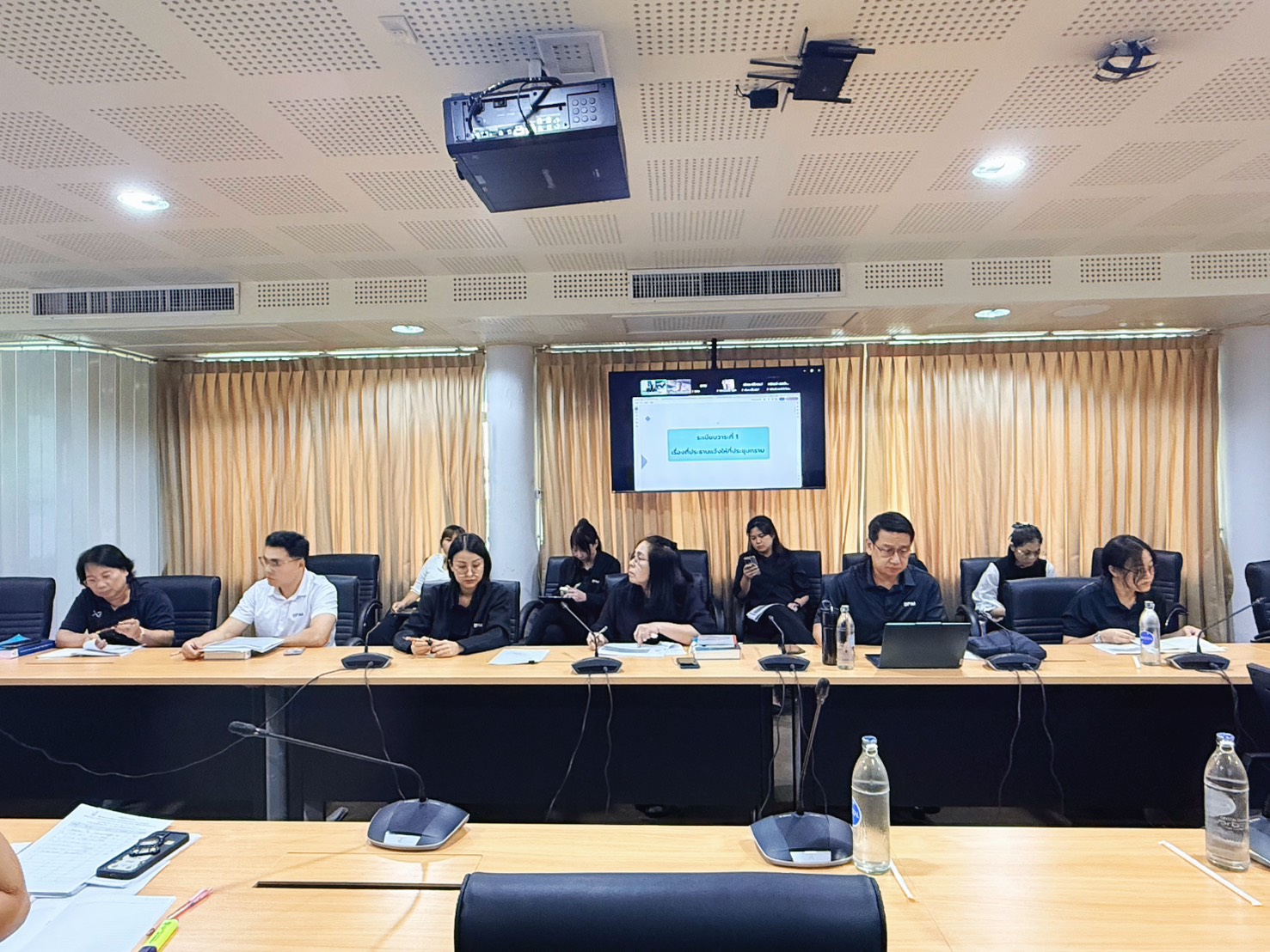 รพร.อานันท์ เป็นประธานการประชุมเพื่อเตรียมความพร้อมในการจัดทำคู่มือสำหรับประชาชน (งานอนุญาต) ตามร่าง พ.ร.บ. การอำนวยความสะดวกในการพิจารณาอนุญาตและการให้บริการแก่ประชาชน พ.ศ. ....