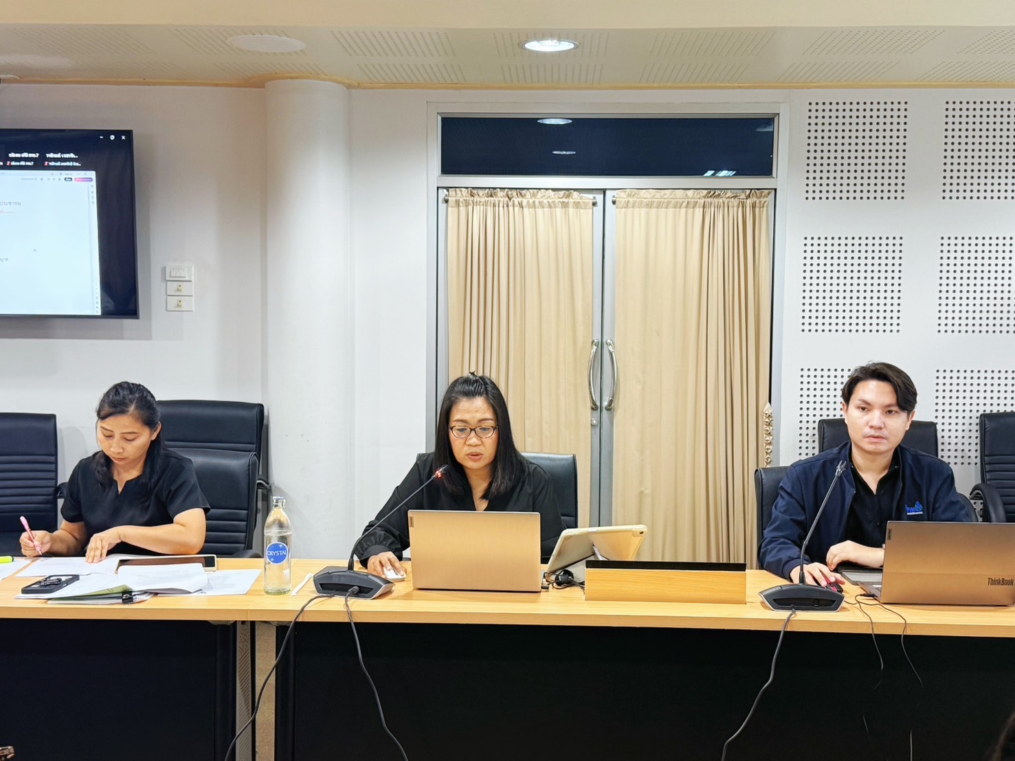 รพร.อานันท์ เป็นประธานการประชุมเพื่อเตรียมความพร้อมในการจัดทำคู่มือสำหรับประชาชน (งานอนุญาต) ตามร่าง พ.ร.บ. การอำนวยความสะดวกในการพิจารณาอนุญาตและการให้บริการแก่ประชาชน พ.ศ. ....