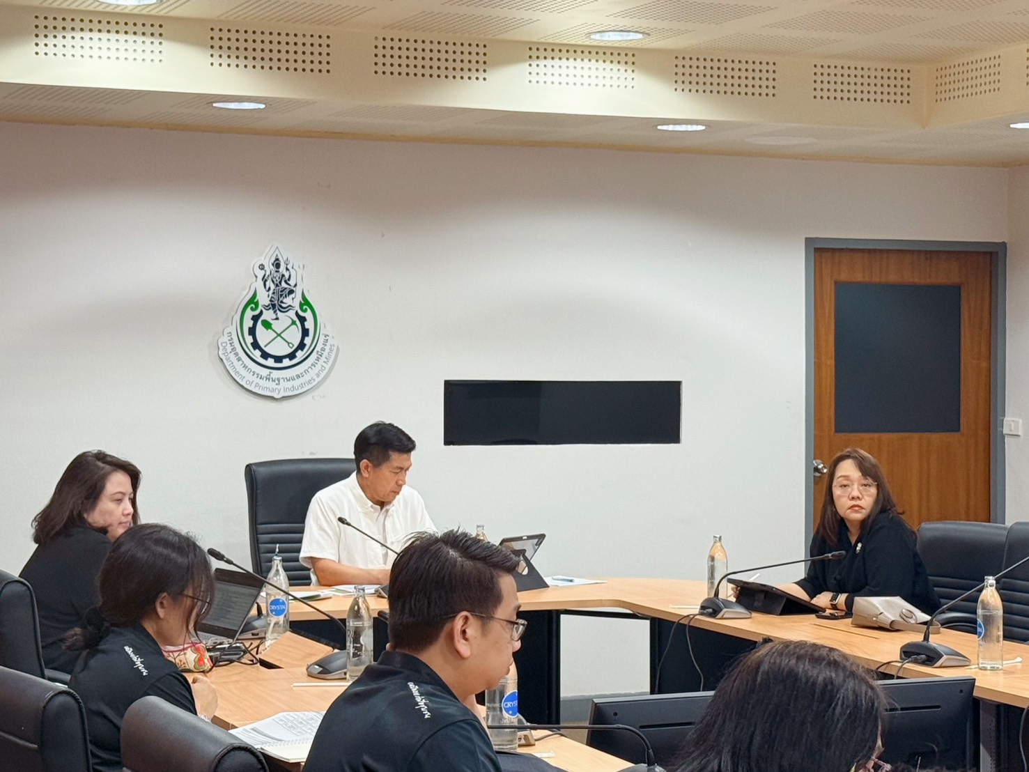 รพร.อานันท์ เป็นประธานการประชุมเพื่อเตรียมความพร้อมในการจัดทำคู่มือสำหรับประชาชน (งานอนุญาต) ตามร่าง พ.ร.บ. การอำนวยความสะดวกในการพิจารณาอนุญาตและการให้บริการแก่ประชาชน พ.ศ. ....