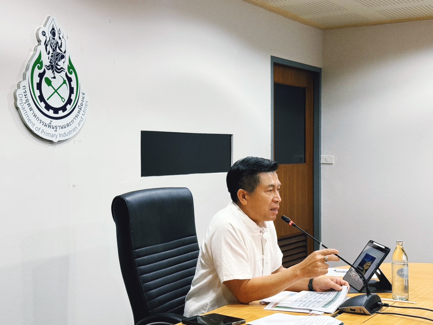รพร.อานันท์ เป็นประธานการประชุมเพื่อเตรียมความพร้อมในการจัดทำคู่มือสำหรับประชาชน (งานอนุญาต) ตามร่าง พ.ร.บ. การอำนวยความสะดวกในการพิจารณาอนุญาตและการให้บริการแก่ประชาชน พ.ศ. ....