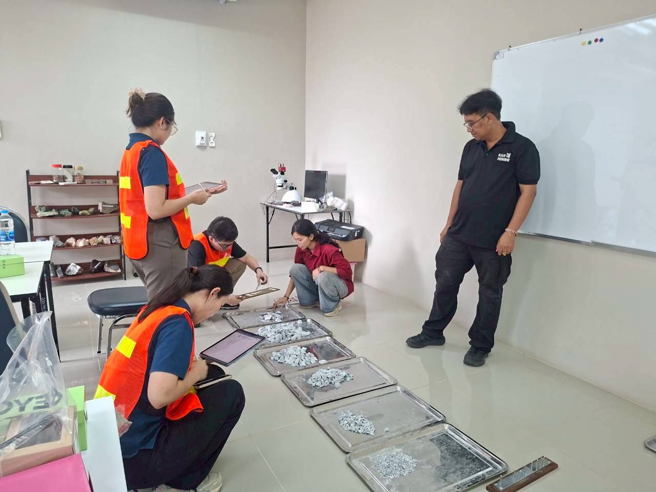 สรข.2 ร่วมกับ ม.ขอนแก่น จัดอบรมถ่ายทอดองค์ความรู้และฝึกทักษะในการปฏิบัติงานด้านการวิเคราะห์วิจัยทางกลศาสตร์หินและแร่ ต่อเนื่องเป็นวันที่ 2