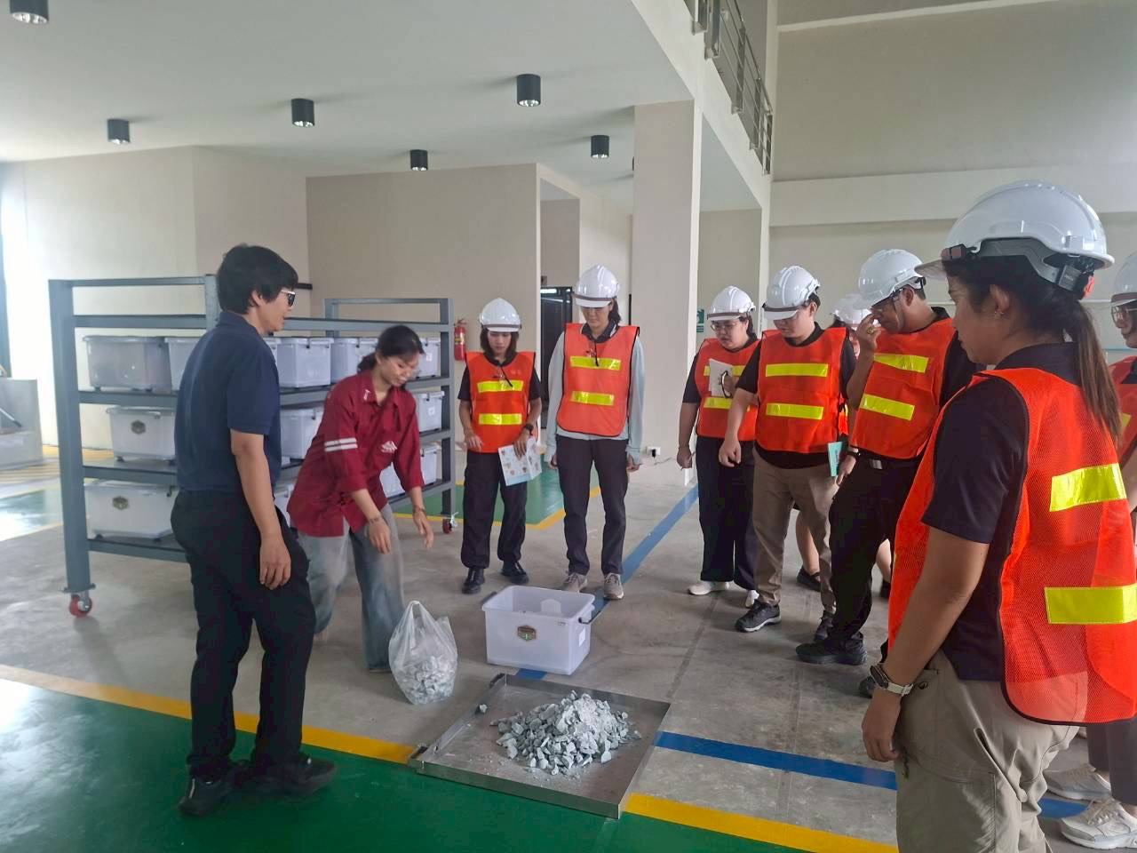 สรข.2 ร่วมกับ ม.ขอนแก่น จัดอบรมถ่ายทอดองค์ความรู้และฝึกทักษะในการปฏิบัติงานด้านการวิเคราะห์วิจัยทางกลศาสตร์หินและแร่ ต่อเนื่องเป็นวันที่ 2