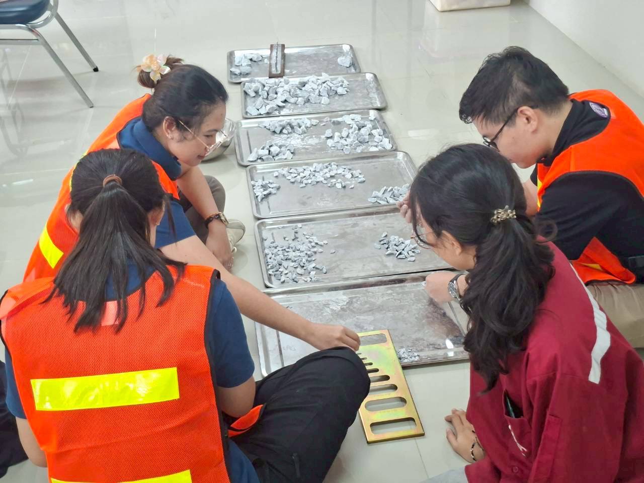 สรข.2 ร่วมกับ ม.ขอนแก่น จัดอบรมถ่ายทอดองค์ความรู้และฝึกทักษะในการปฏิบัติงานด้านการวิเคราะห์วิจัยทางกลศาสตร์หินและแร่ ต่อเนื่องเป็นวันที่ 2