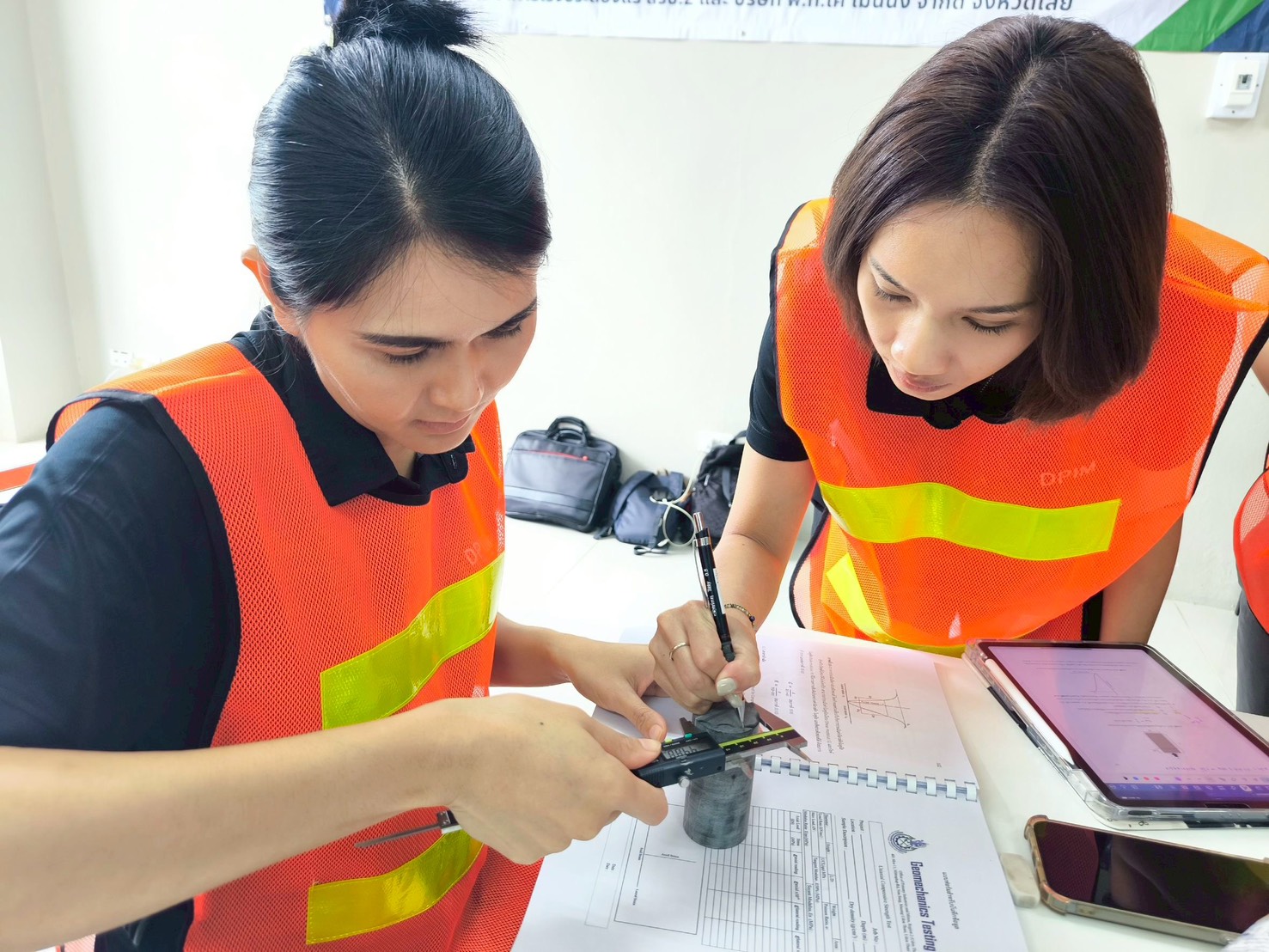 สรข.2 ร่วมกับ ม.ขอนแก่น จัดอบรมถ่ายทอดองค์ความรู้และฝึกทักษะในการปฏิบัติงานด้านการวิเคราะห์วิจัยทางกลศาสตร์หินและแร่ ต่อเนื่องเป็นวันที่ 3