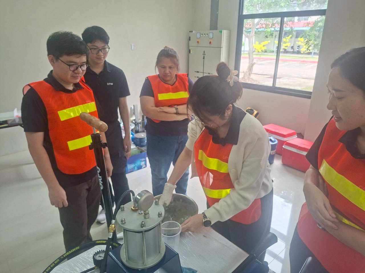 สรข.2 ร่วมกับ ม.ขอนแก่น จัดอบรมถ่ายทอดองค์ความรู้และฝึกทักษะในการปฏิบัติงานด้านการวิเคราะห์วิจัยทางกลศาสตร์หินและแร่ ต่อเนื่องเป็นวันที่ 3