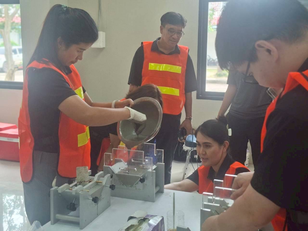 สรข.2 ร่วมกับ ม.ขอนแก่น จัดอบรมถ่ายทอดองค์ความรู้และฝึกทักษะในการปฏิบัติงานด้านการวิเคราะห์วิจัยทางกลศาสตร์หินและแร่ ต่อเนื่องเป็นวันที่ 3