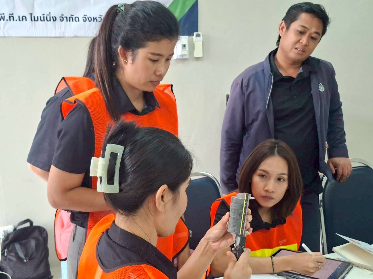 สรข.2 ร่วมกับ ม.ขอนแก่น จัดอบรมถ่ายทอดองค์ความรู้และฝึกทักษะในการปฏิบัติงานด้านการวิเคราะห์วิจัยทางกลศาสตร์หินและแร่ ต่อเนื่องเป็นวันที่ 3