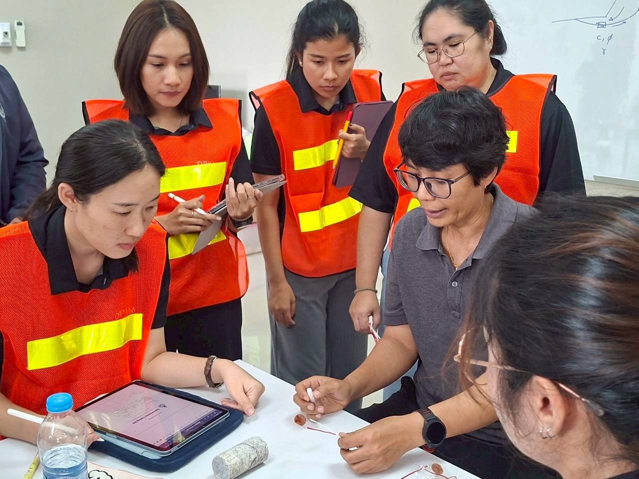 สรข.2 ร่วมกับ ม.ขอนแก่น จัดอบรมถ่ายทอดองค์ความรู้และฝึกทักษะในการปฏิบัติงานด้านการวิเคราะห์วิจัยทางกลศาสตร์หินและแร่ ต่อเนื่องเป็นวันที่ 3