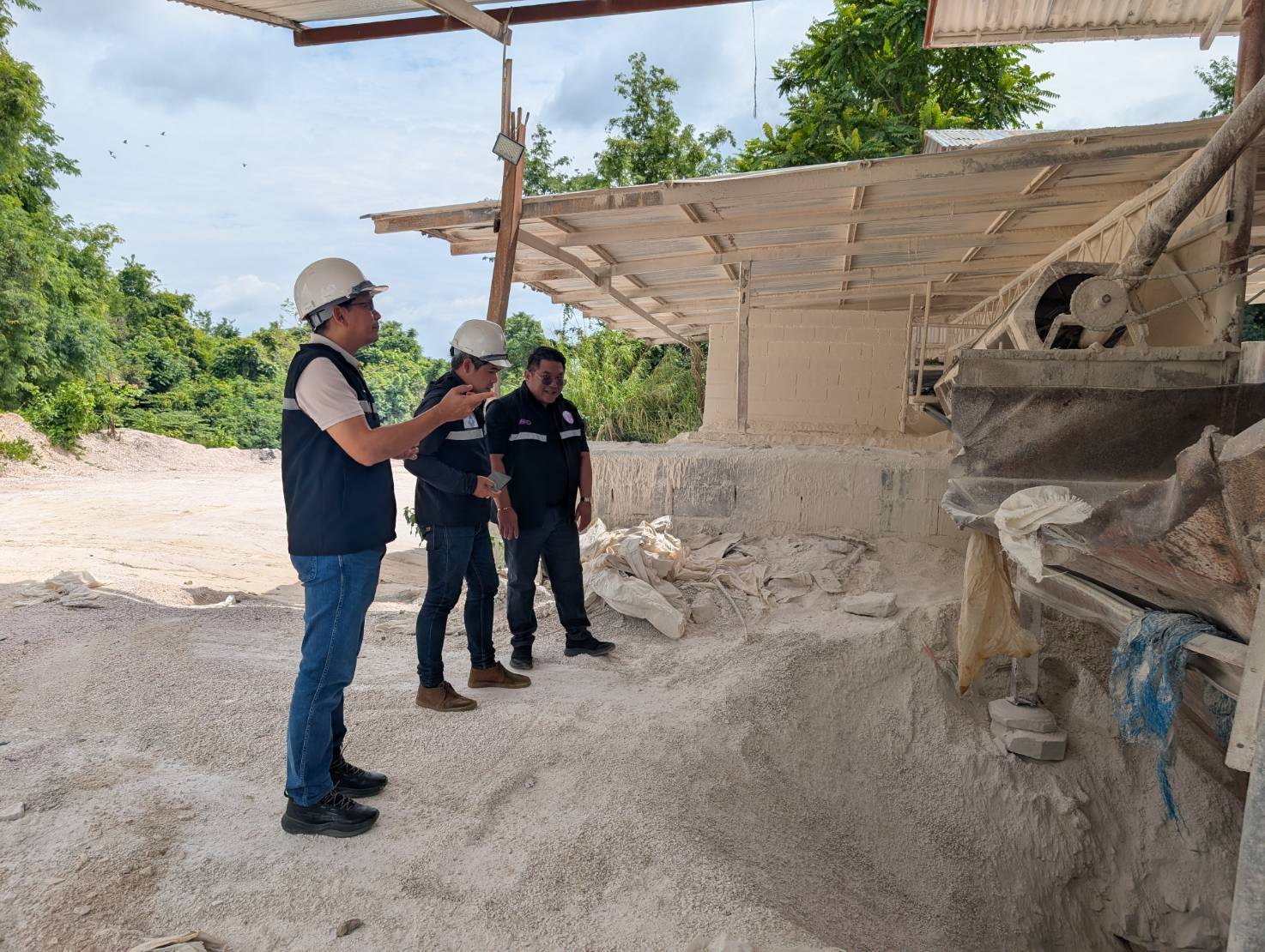 สรข.5 ร่วมตรวจสอบและดำเนินคดีกรณีได้รับแจ้งเรื่องร้องเรียนการประกอบกิจการโรงงานโม่ บด หรือย่อยหินโดยไม่ได้รับอนุญาต ในพื้นที่ จ.กำเเพงเพชร