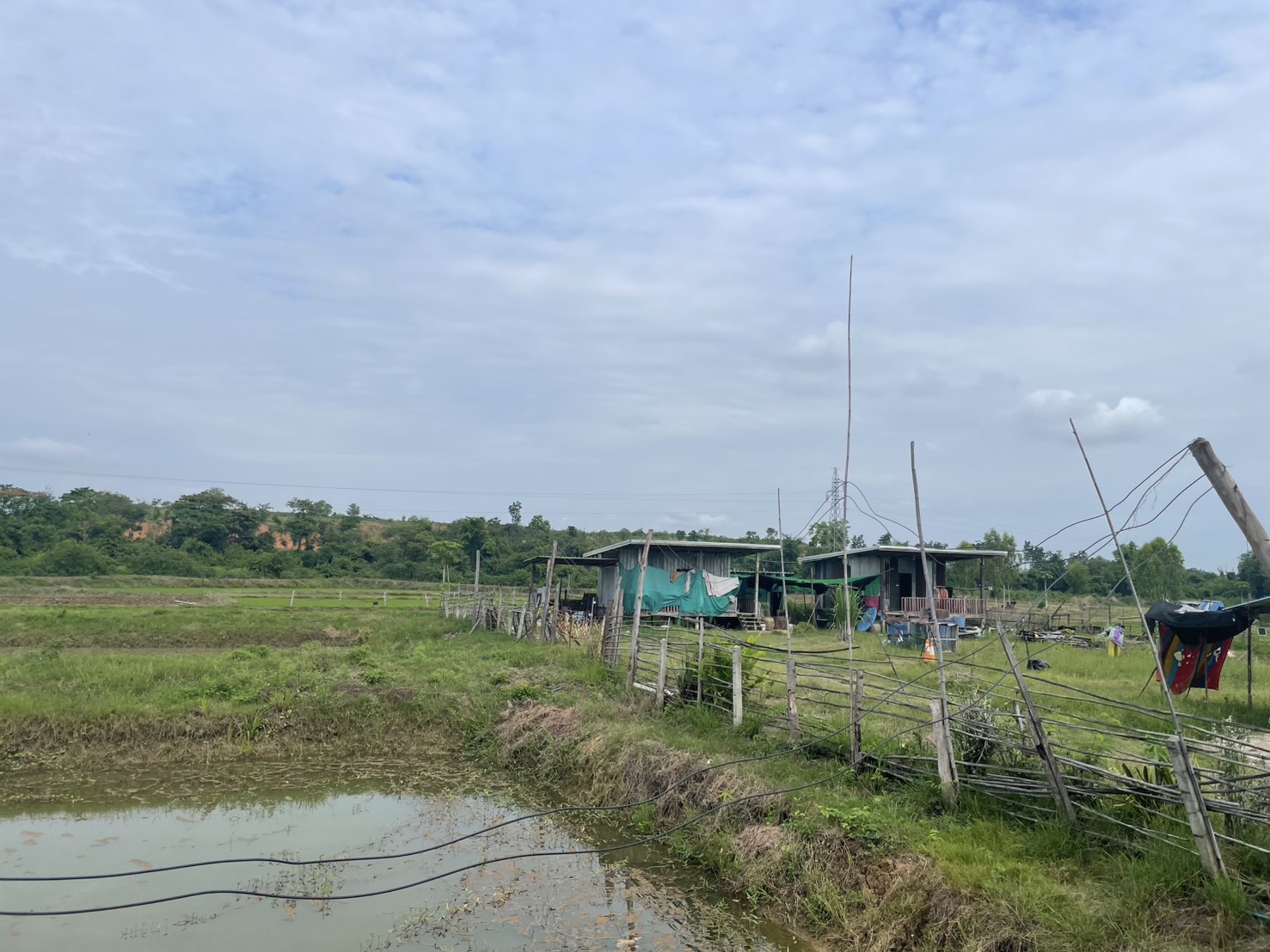 สรข.5 ร่วมลงพื้นที่ติดตั้งเครื่องวัดระดับเสียง กรณีได้รับการร้องเรียนเสียงดังจากการประกอบการของบริษัท อัครา รีซอร์สเซส จำกัด (มหาชน)