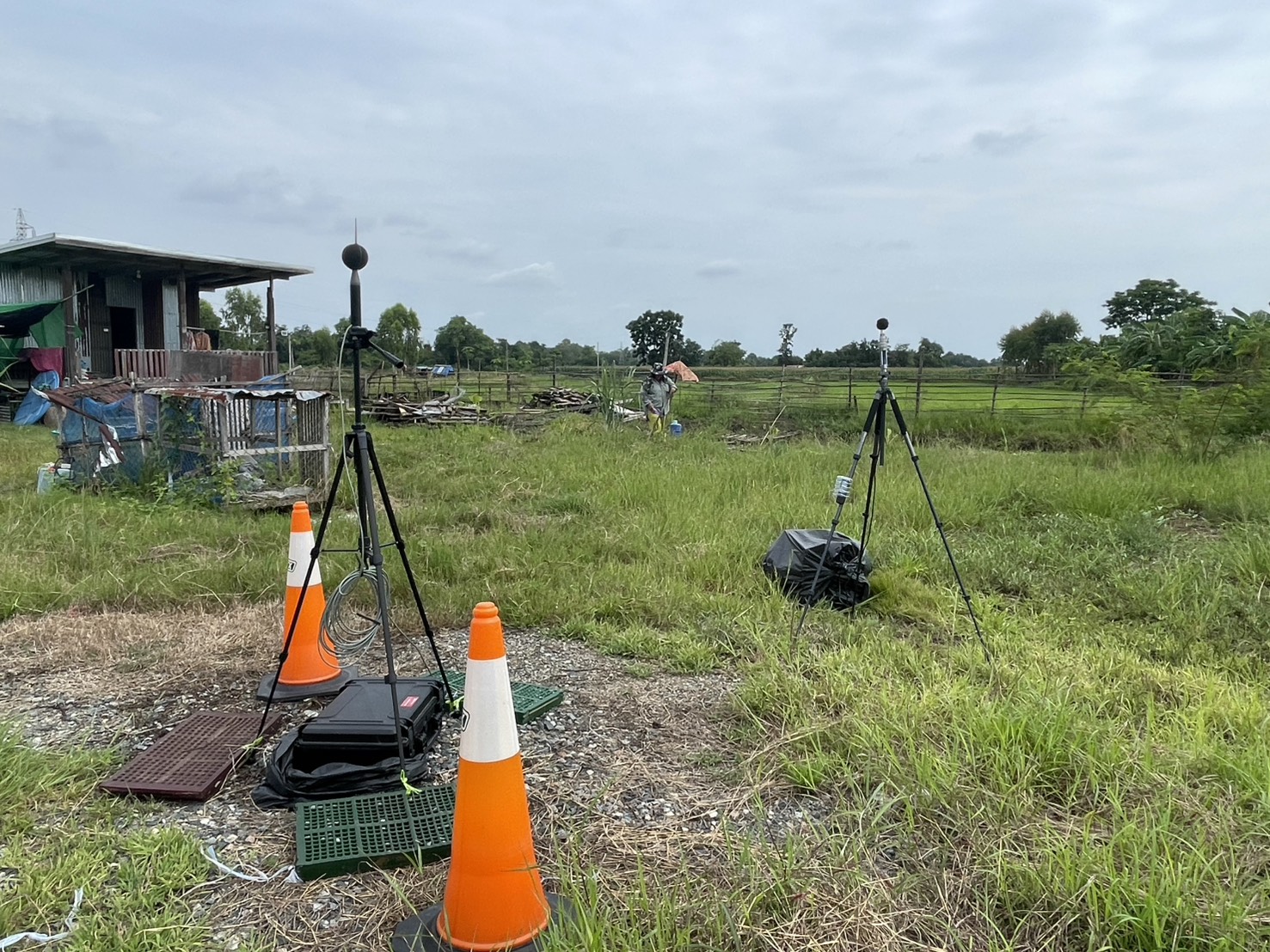 สรข.5 ร่วมลงพื้นที่ติดตั้งเครื่องวัดระดับเสียง กรณีได้รับการร้องเรียนเสียงดังจากการประกอบการของบริษัท อัครา รีซอร์สเซส จำกัด (มหาชน)