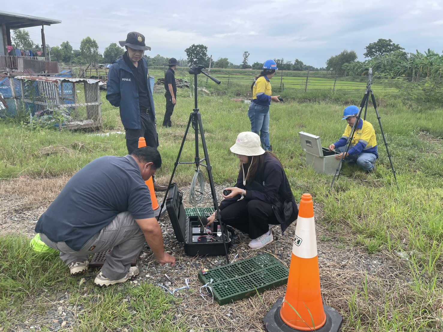 สรข.5 ร่วมลงพื้นที่ติดตั้งเครื่องวัดระดับเสียง กรณีได้รับการร้องเรียนเสียงดังจากการประกอบการของบริษัท อัครา รีซอร์สเซส จำกัด (มหาชน)