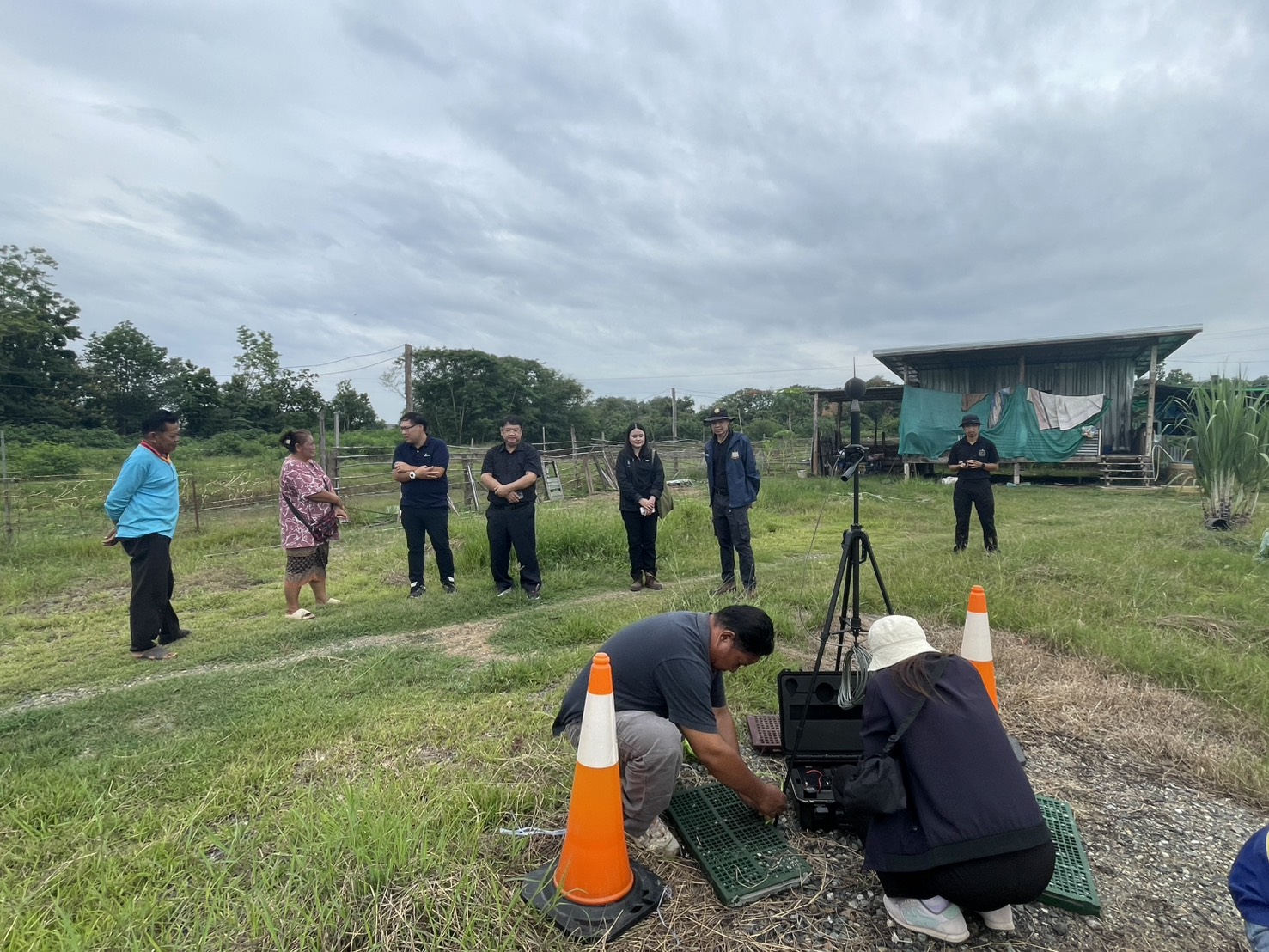 สรข.5 ร่วมลงพื้นที่ติดตั้งเครื่องวัดระดับเสียง กรณีได้รับการร้องเรียนเสียงดังจากการประกอบการของบริษัท อัครา รีซอร์สเซส จำกัด (มหาชน)