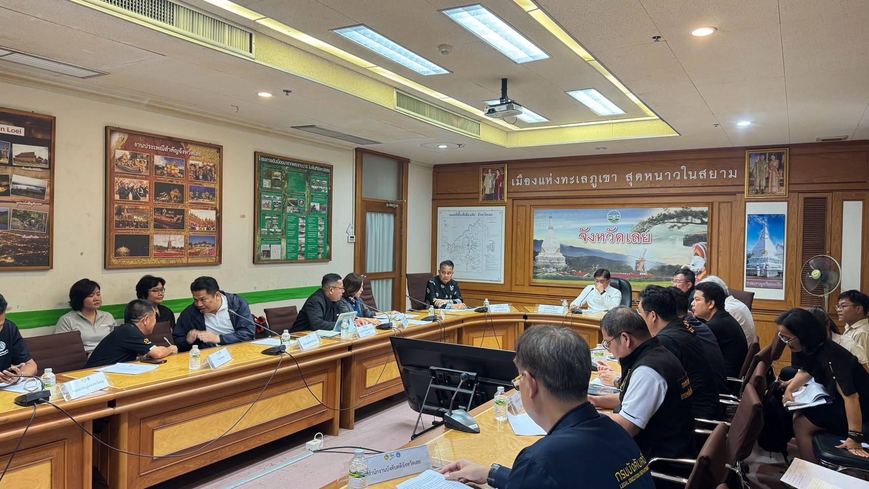 ผอ.สรข.2 พร้อมด้วยเจ้าหน้าที่ สรข.2 ร่วมประชุมติดตามข้อร้องเรียนของกลุ่มฅนรักษ์บ้านเกิด 6 หมู่บ้าน