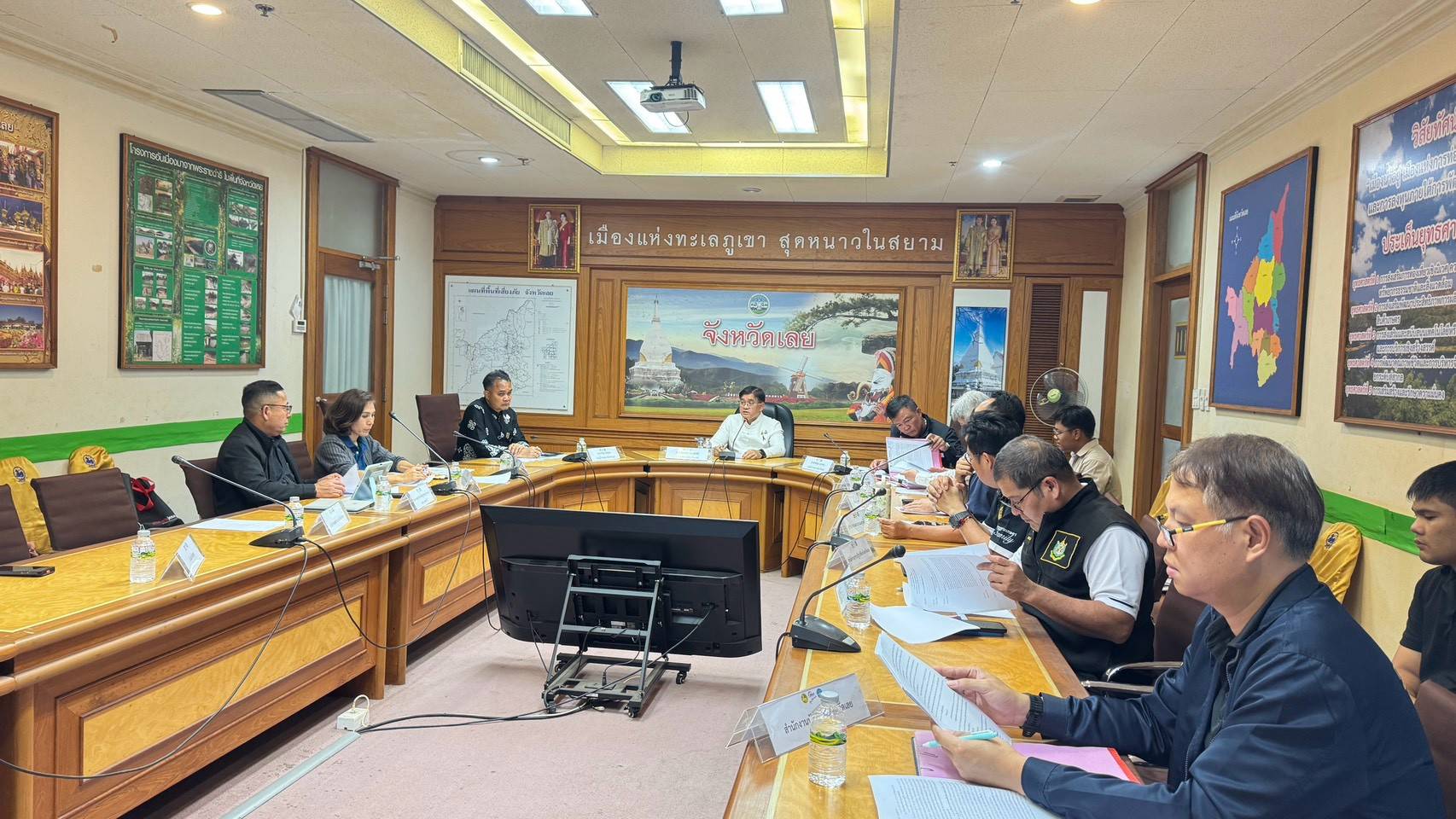 ผอ.สรข.2 พร้อมด้วยเจ้าหน้าที่ สรข.2 ร่วมประชุมติดตามข้อร้องเรียนของกลุ่มฅนรักษ์บ้านเกิด 6 หมู่บ้าน